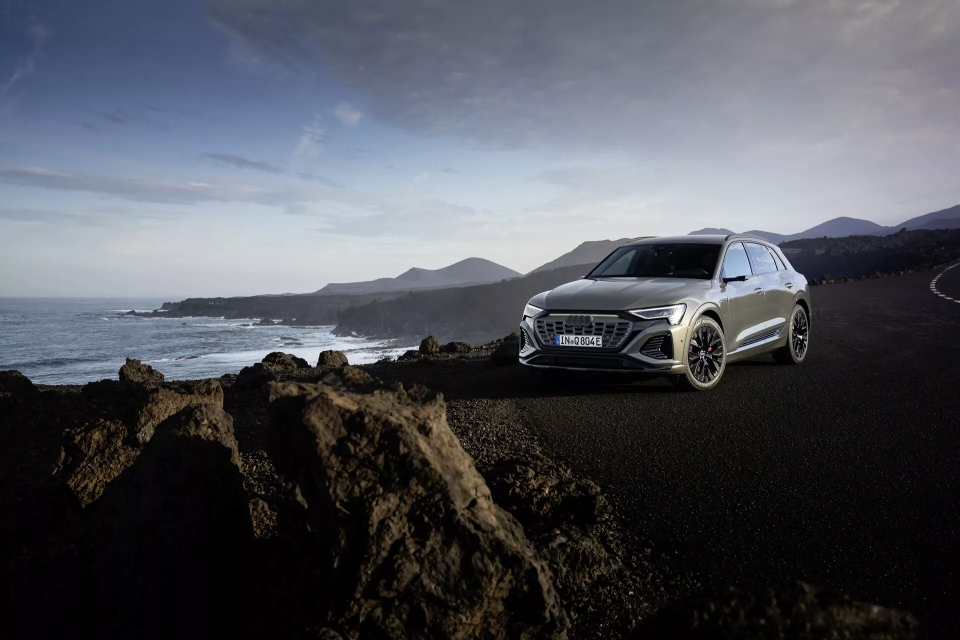 Sprednji stranski pogled Audi Q8 E-Tron GE 2023 v metalik modri na avtocesti