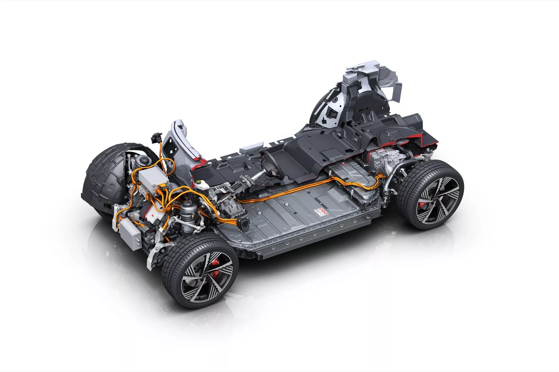 Pogled od zgoraj na šasijo električnega vozila Audi Q8 e-tron 2023, ki prikazuje baterijski sklop, električne motorje, vzmetenje, zavore in varnostne značilnosti brez plošč karoserije