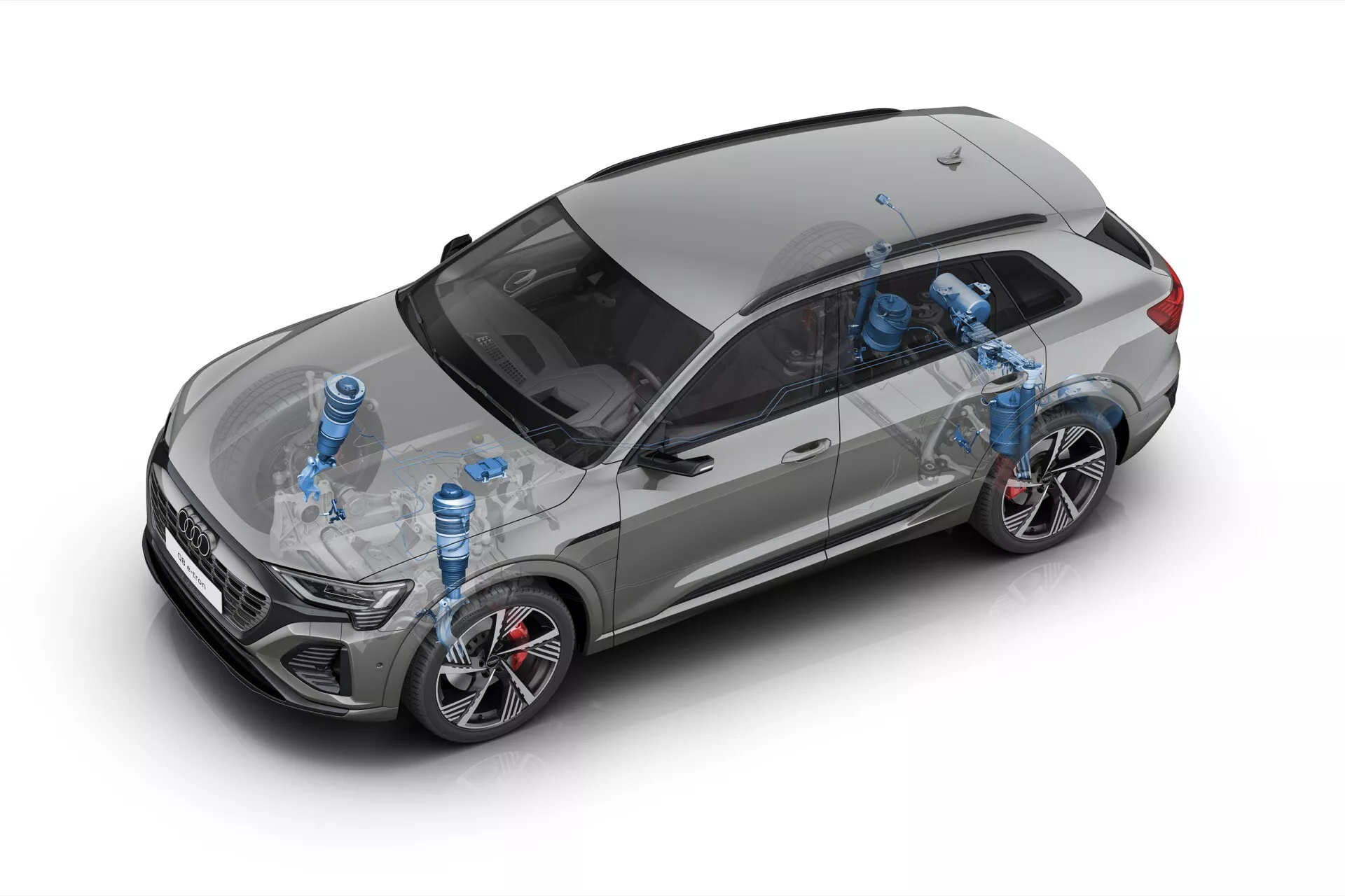 Računalniško generirana slika SUV-ja Audi Q8 e-tron 2023 iz visokega kota in pogleda tri četrtine od spredaj do strani, ki prikazuje prednjo masko, LED žaromete, vrata na strani voznika in aerodinamično silhueto s športno poševno strešno linijo, postavljeno proti enobarvnemu ozadju, ki poudarja njegov sodoben dizajn in lastnosti, kot so velika platišča iz zlitine z rdečimi zavornimi čeljustmi, senzorji za napredne sisteme pomoči vozniku in vidni komponenti zračnega vzmetenja za nastavljivo višino vožnje.