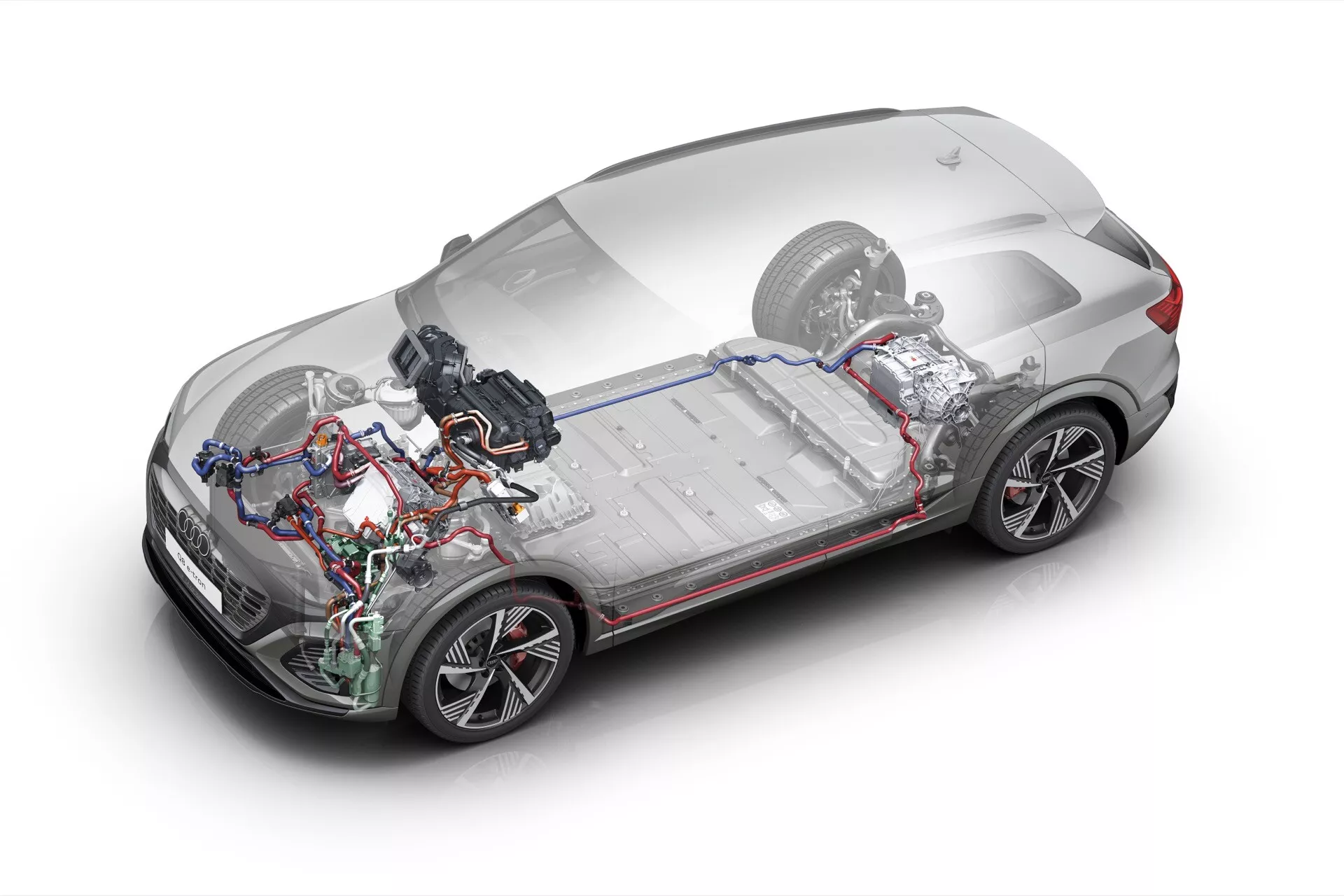 Audi Q8 e-tron 2023 v visokem pogledu spredaj tri četrt z transparentnim izrezom, ki razkriva električni pogon in baterijski sklop na izoliranem ozadju
