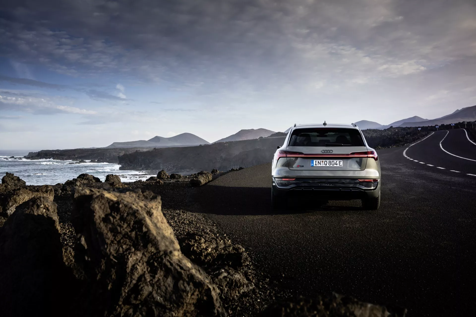 Audi Q8 e-tron 2023 v grafitni izdaji prikazuje svojo elegantno silhueto, napredno LED razsvetljavo in aerodinamično oblikovanje