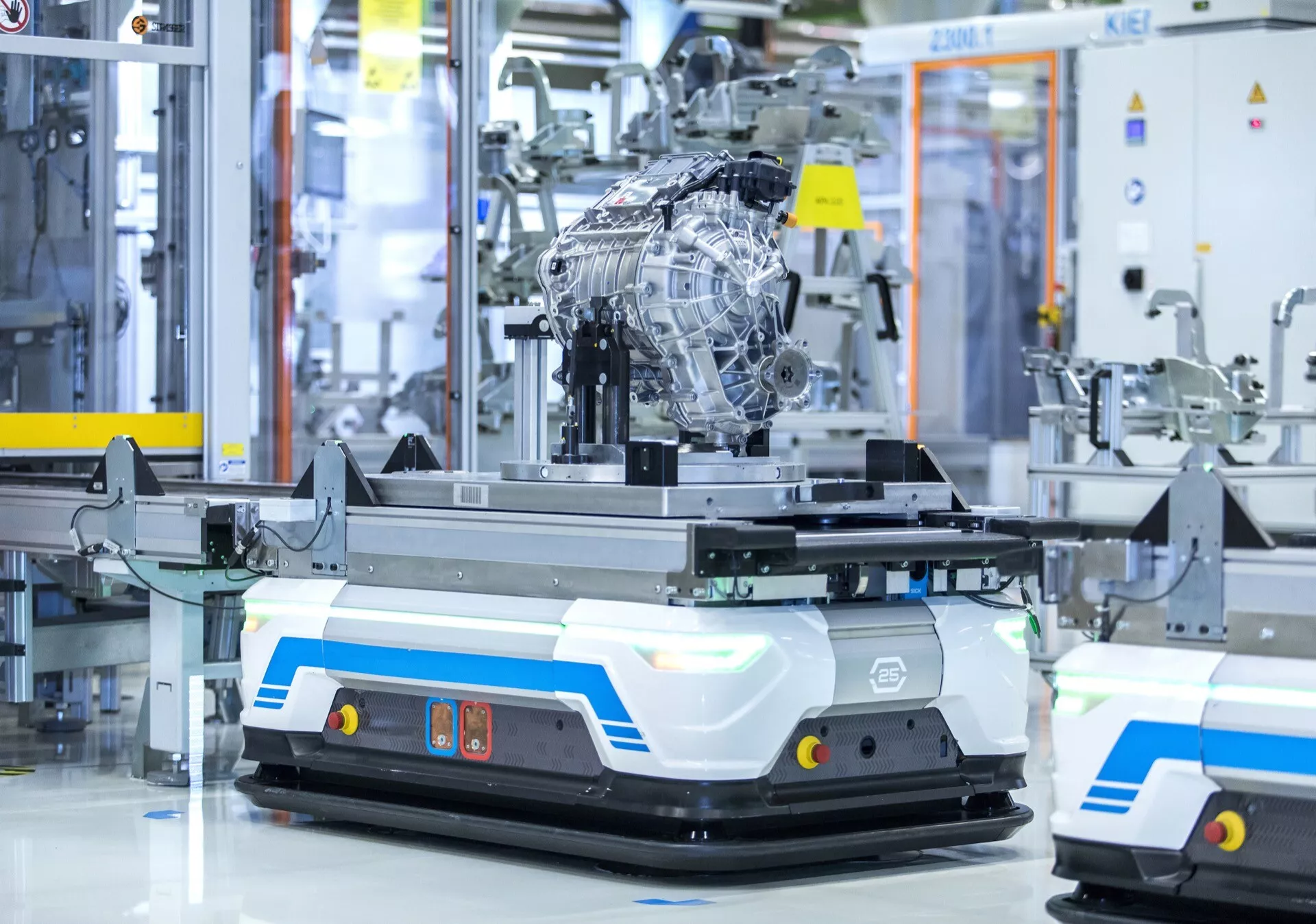 Audi Q8 e-tron 2023 v ledeno beli barvi, ki prikazuje svojo elegantno obliko, LED žaromete in prostorno električno notranjost