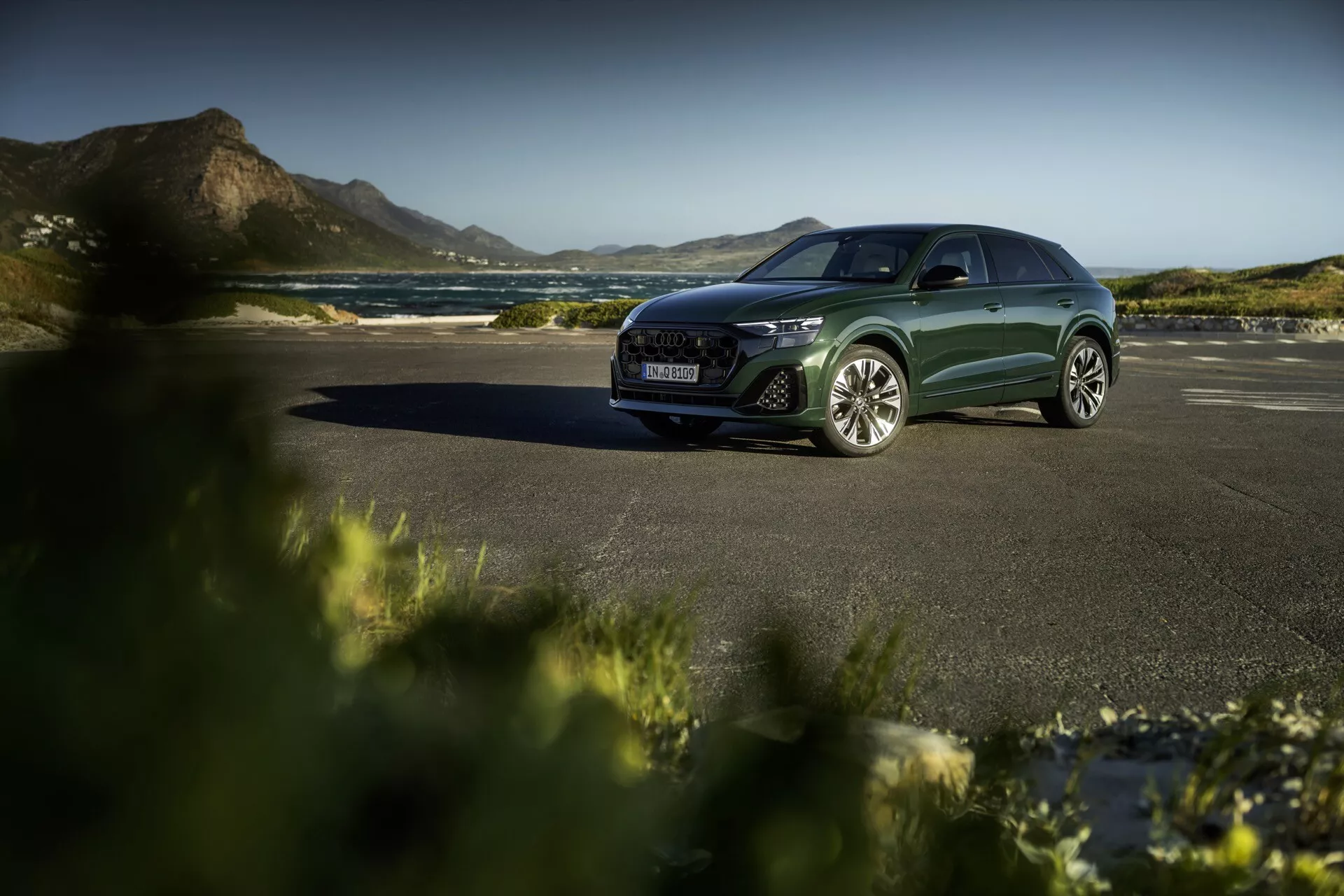 Model Audi Q8 4M-Facelift 2023, ki prikazuje svojo elegantno zasnovo, napredne LED žaromete in razkošno notranjost