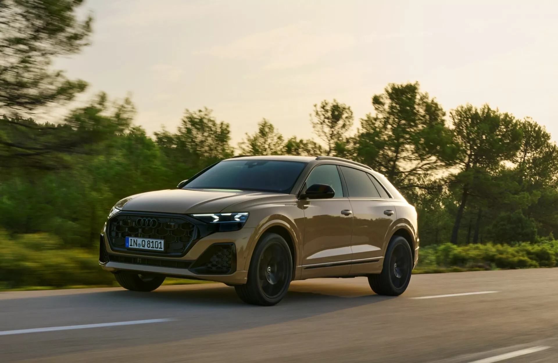 Audi Q8 2023 (4M Facelift) v dinamični pozi, ki poudarja njegov eleganten dizajn in napredne funkcije