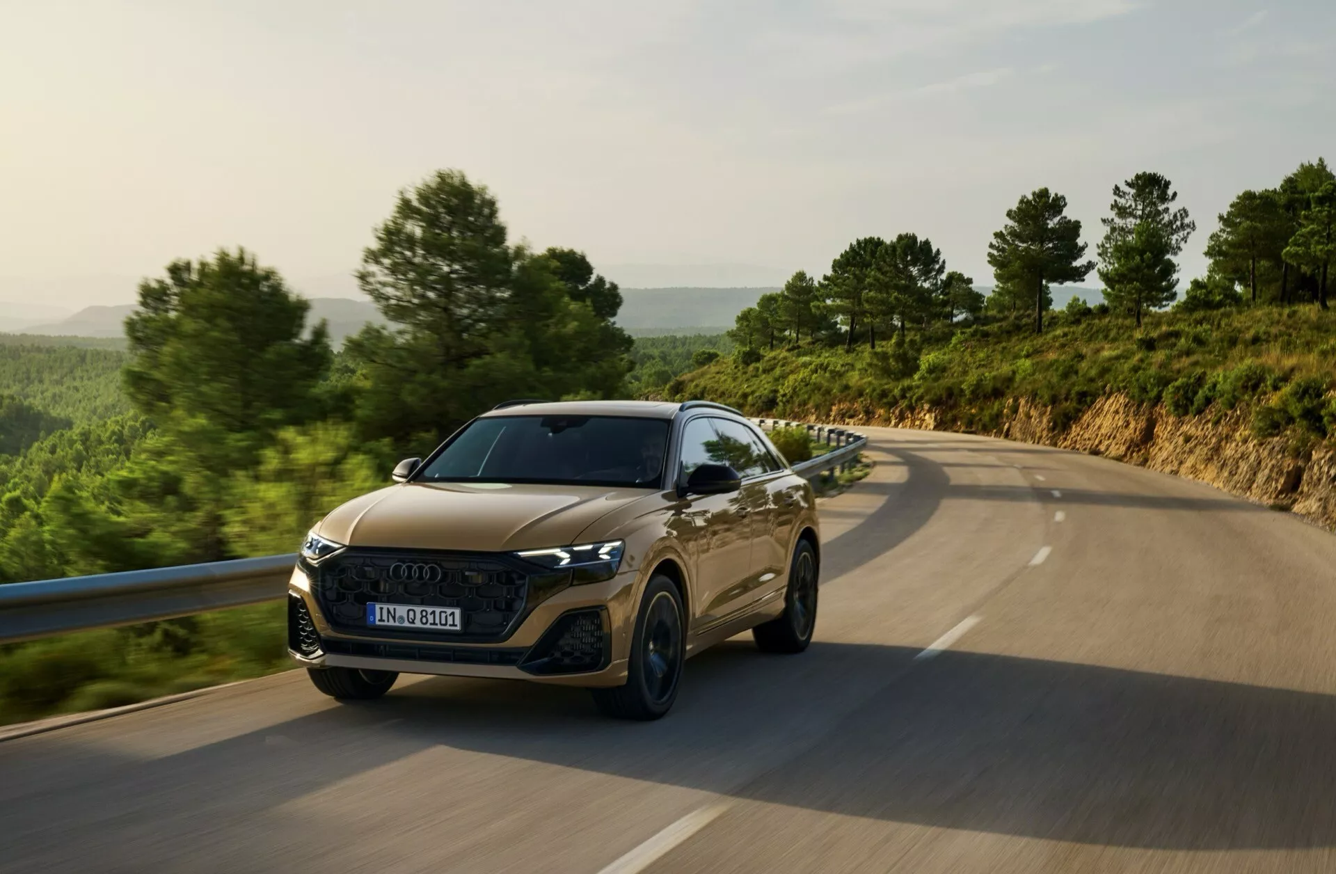 Audi Q8 4M Facelift 2023 potuje po podeželski cesti, prikazuje LED žaromete, šesterokotno rešetko, športne konture pokrova in napredno tehnologijo pomoči vozniku