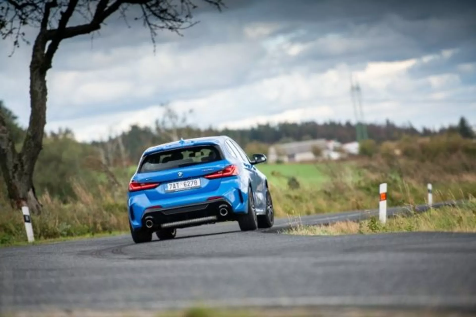 Model BMW serije 1 M Performance letnik 2019 v elegantni metalik sivi barvi, z optimizirano aerodinamiko, športnimi platišči iz lahke zlitine in značilnimi LED žarometi
