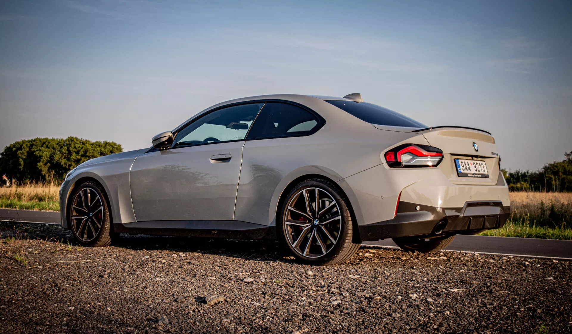 BMW 2. serije Coupé 2022 z elegantnim aerodinamičnim dizajnom, ikonično rešetko in naprednimi LED žarometi; predstavlja sodobno, razkošno notranjost z visokokakovostnimi materiali, vrhunsko tehnologijo in športno dinamiko vožnje.