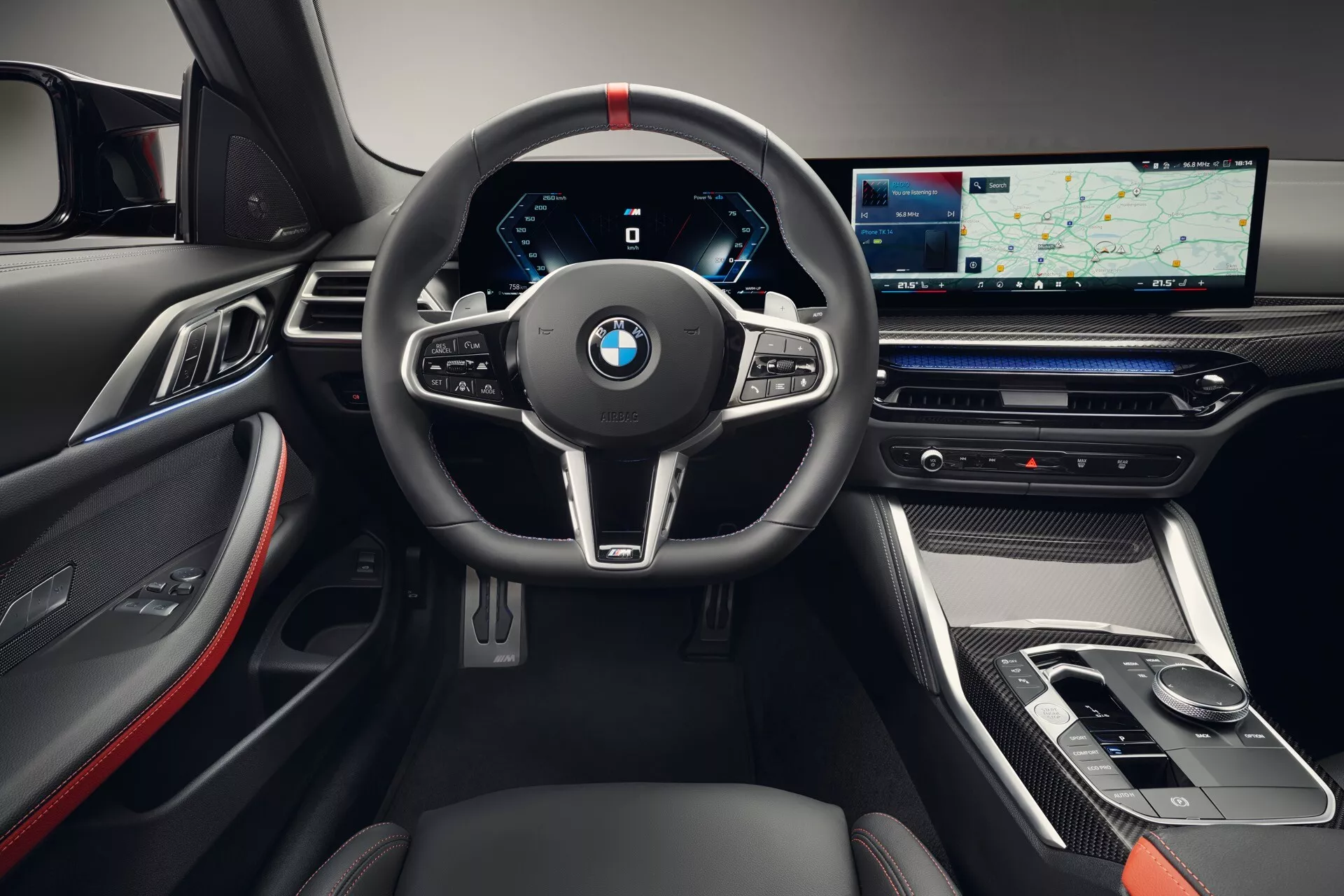 Notranjost BMW serije 4 iz leta 2024 (G22-G23-G26-G82-G83 Facelift), ki izpostavlja športni volan s tremi kraki in rdečimi šivi, povsem digitalni instrumentni zaslon in elegantno središčno konzolo z velikim zaslonom na dotik. Podrobnosti razkrivajo poudarke iz ogljikovih vlaken, luksuzne zaključke iz usnja in kovine ter napredno tehnologijo informacijsko-zabavnih sistemov.