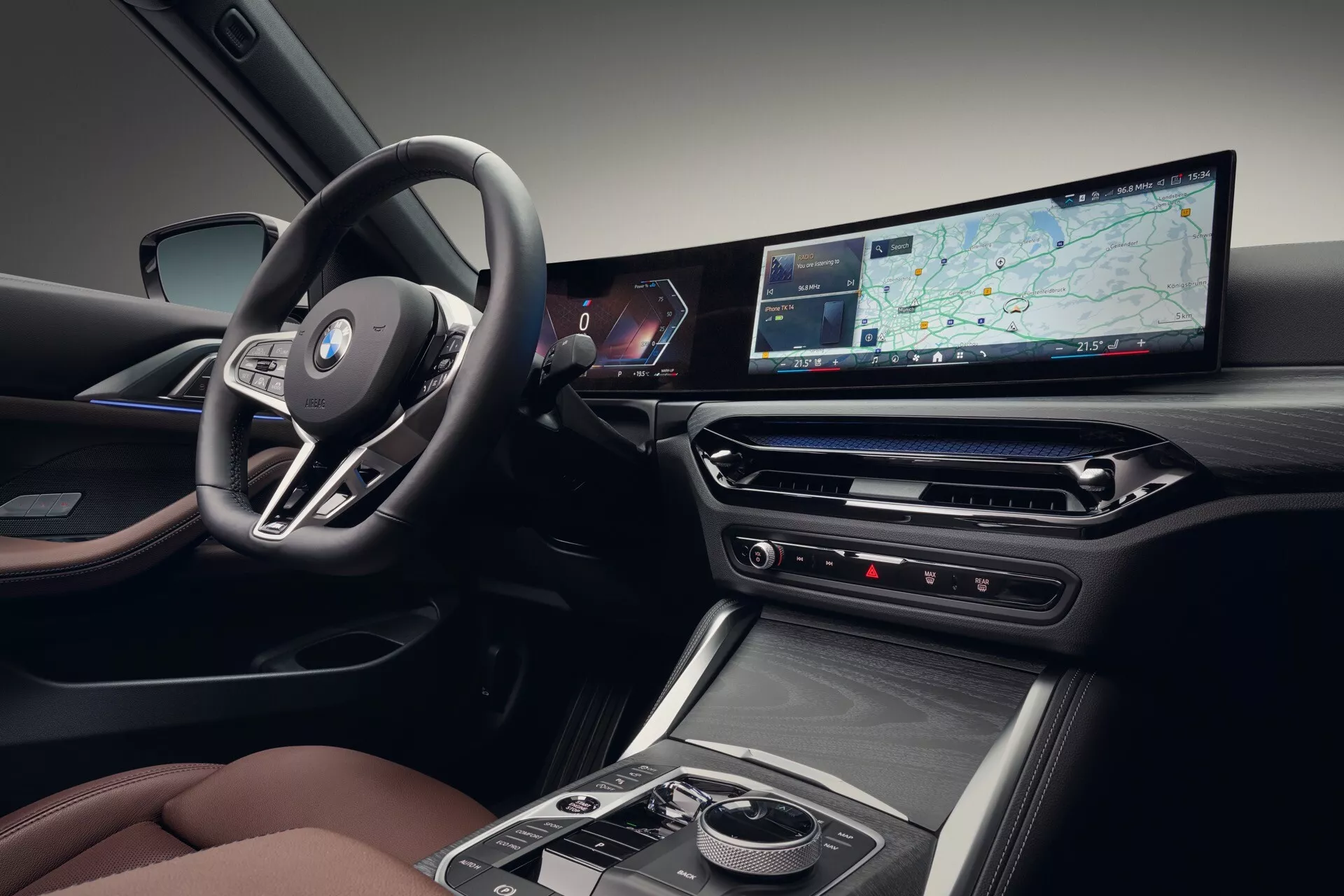 Podrobni pogled na notranjost BMW serije 4 (G22-G23-G26-G82-G83 Facelift) za leto 2024, ki prikazuje sofisticirano armaturno ploščo, digitalni instrumentni sklop in multimedijski informacijsko-zabavni sistem iz perspektive sovoznikovega sedeža na spredaj, s poudarkom na volanu z logotipom luksuzne znamke in naprednih kontrolnih funkcijah, dvopodročni klimatski nadzor in sedeže iz visokokakovostnega usnja.