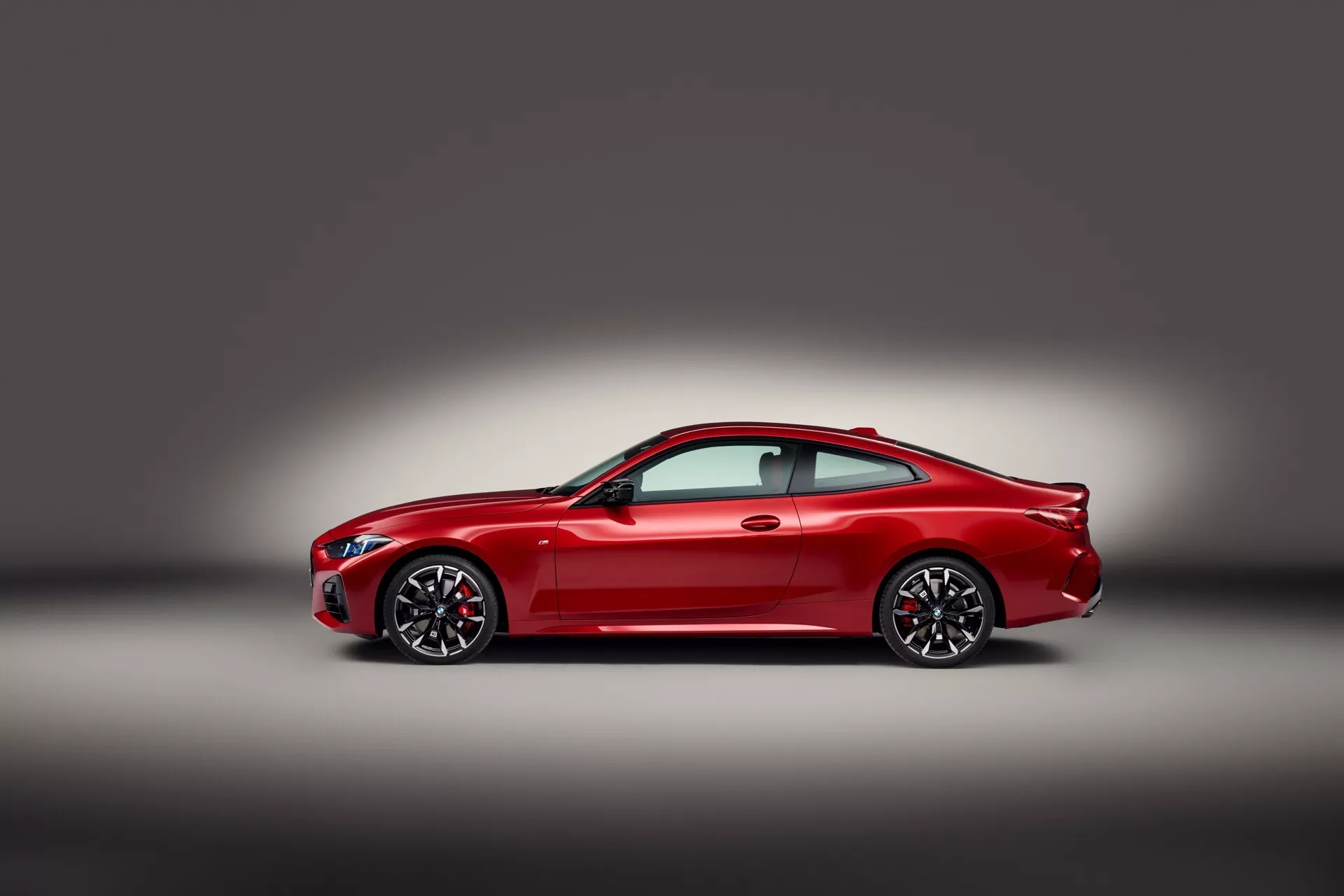 BMW serije 4 letnik 2024 (G22-G23-G26-G82-G83 Facelift) z osveženim zunanjim dizajnom in novimi funkcijami