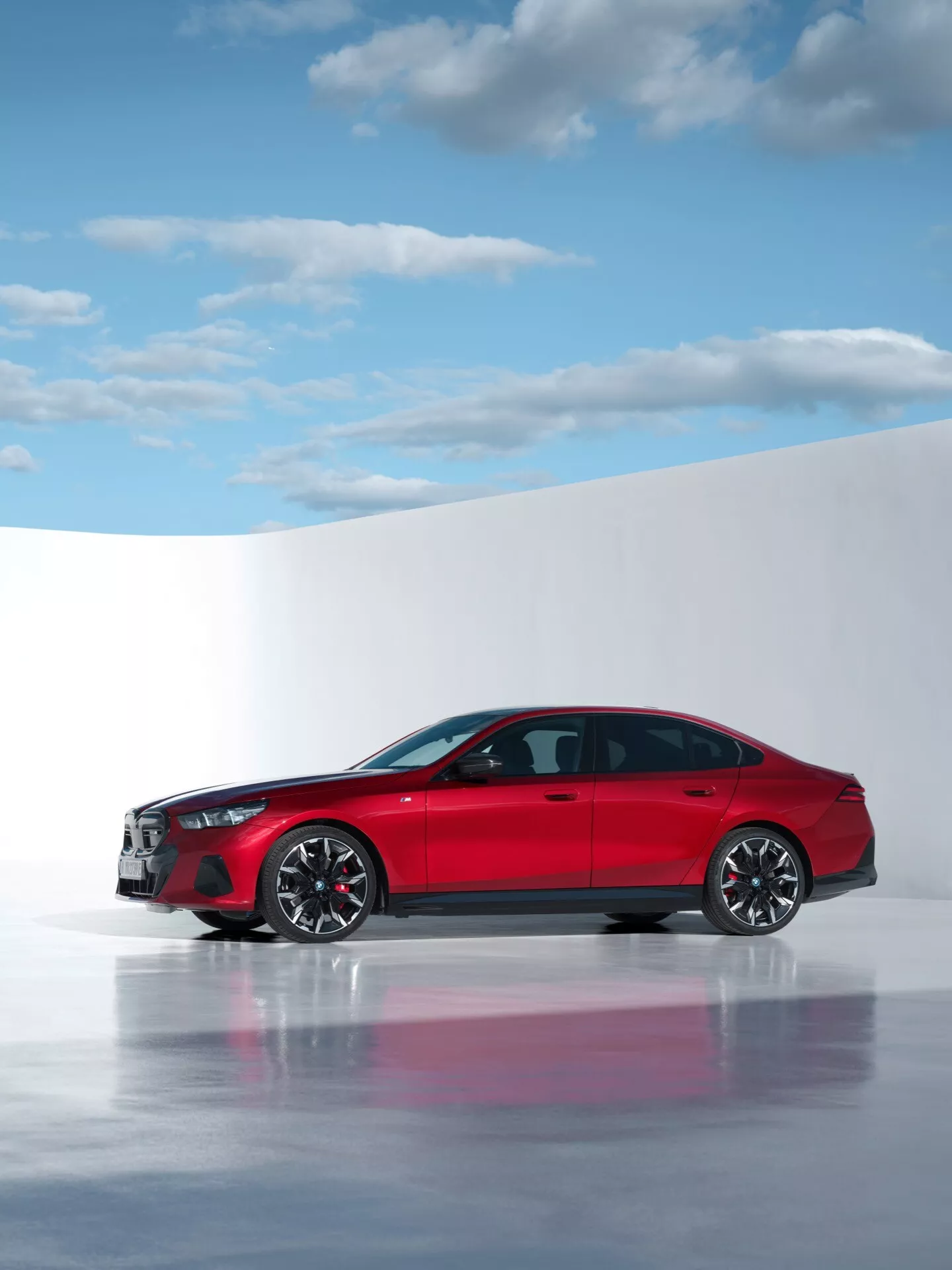 BMW serija 5 (G60-G61) za leto 2023, ki prikazuje svojo elegantno obliko in napredne funkcije