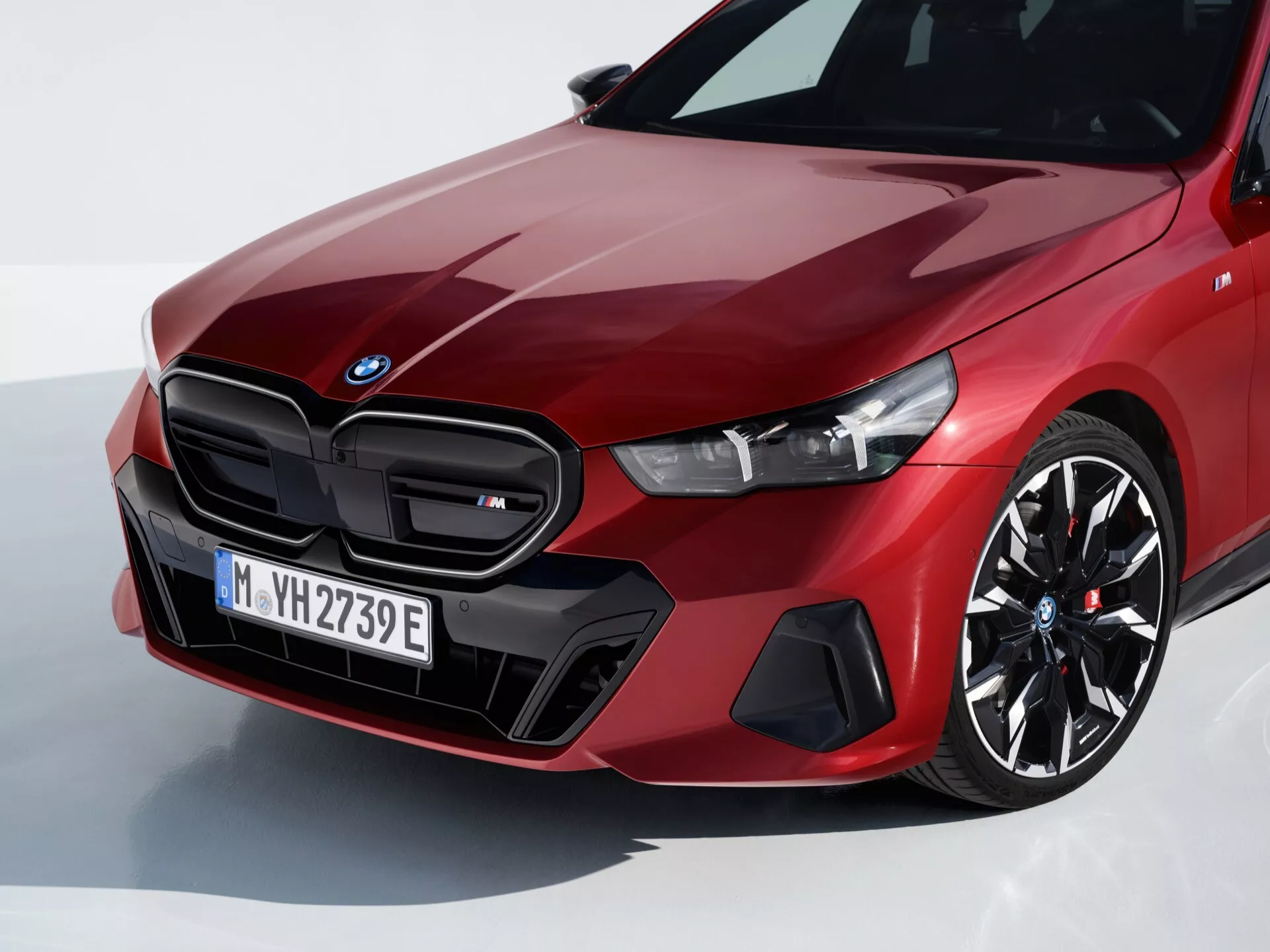 BMW serije 5 2023 (G60-G61) prikazuje svoj sofisticiran dizajn in najnovejše funkcije