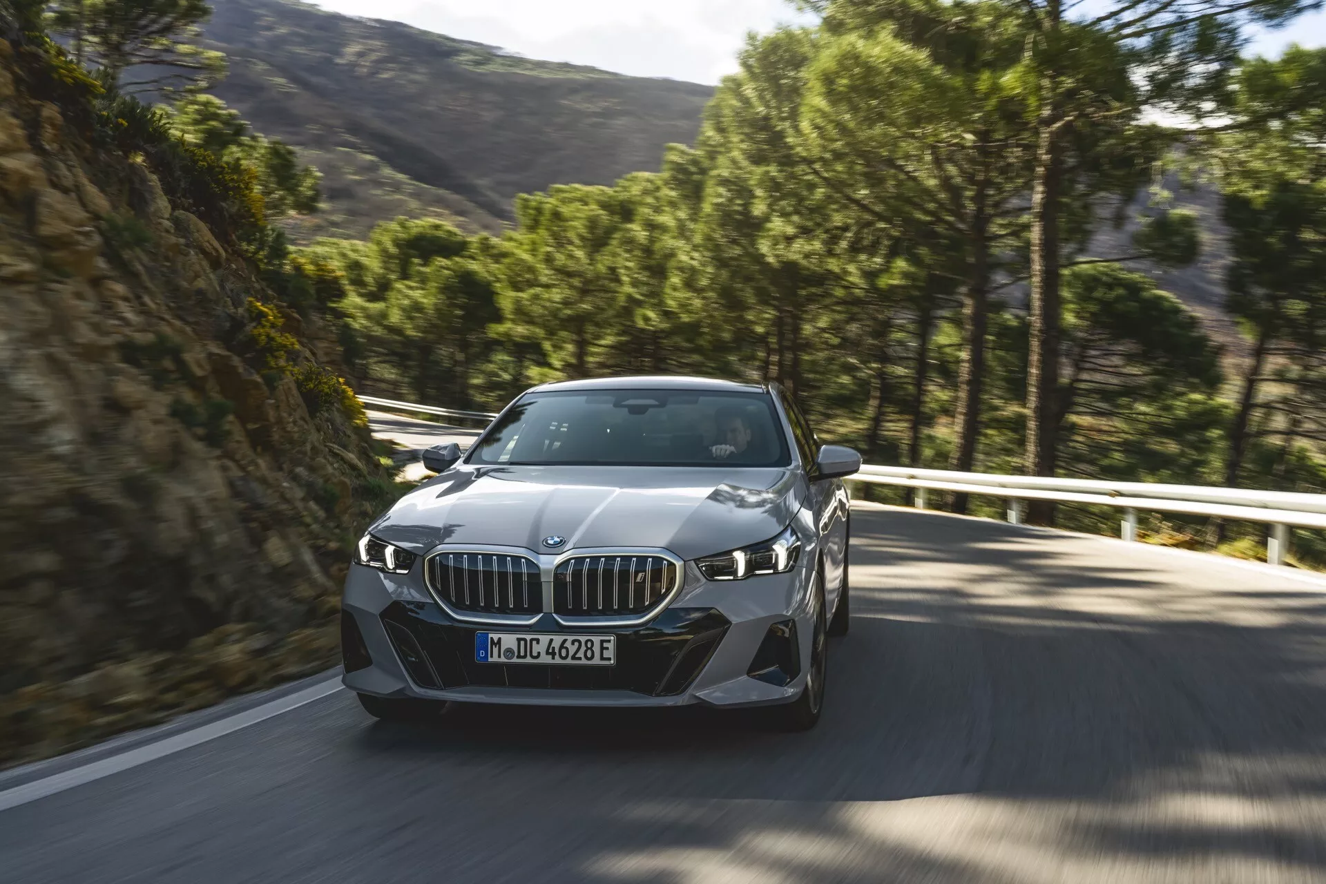 BMW serije 5 iz leta 2023 (G60-G61) prikazuje svoj sofisticiran dizajn in napredne tehnološke lastnosti