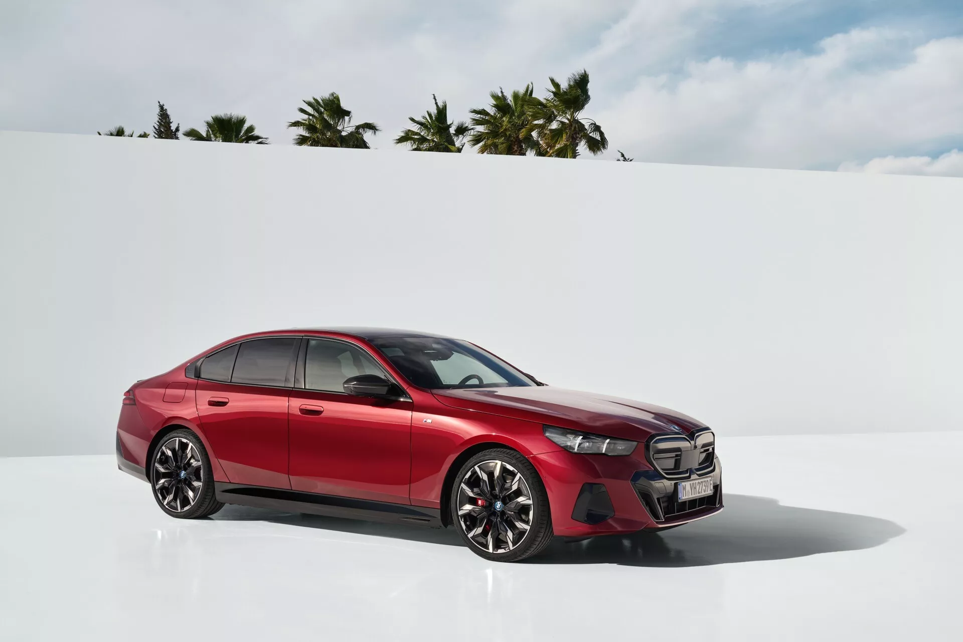 BMW serije 5 (G60-G61) 2023, ki predstavlja svojo elegantno zasnovo, napredne tehnološke funkcije in močno zmogljivost v sodobnem urbanem okolju