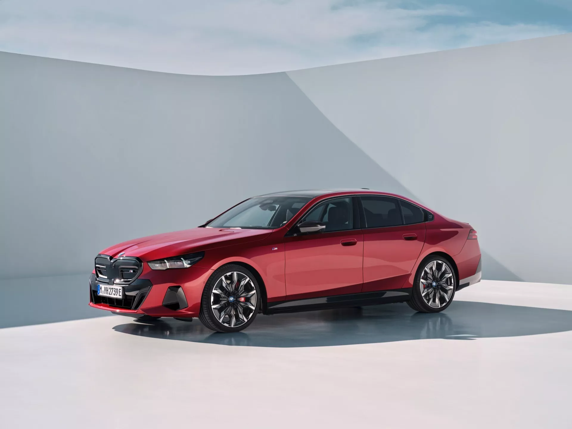 Moderen sedan BMW serije 5 (G60-G61) leta 2023 v pogledu s treh četrtin od spredaj prikazuje zunanji dizajn, LED žaromete in lita kolesa pod studijsko osvetlitvijo