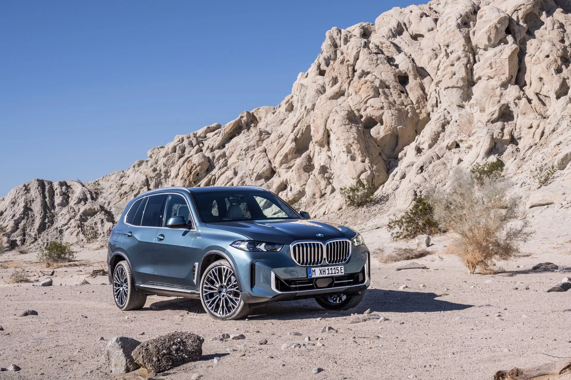 Osveženi model BMW X5 2023 (G05-F95), ki predstavlja napredne oblikovalske značilnosti in tehnologijo