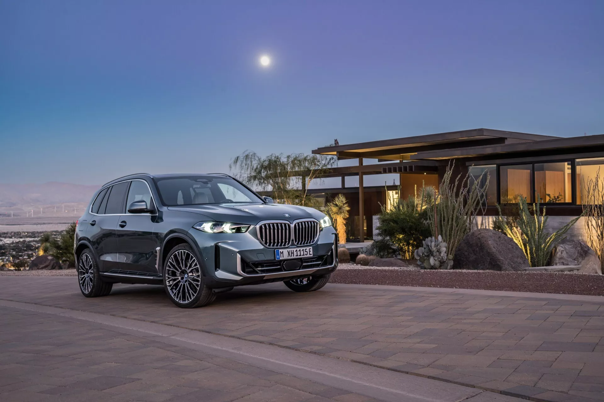 BMW X5 2023 (G05-F95-Facelift), ki prikazuje svojo elegantno zasnovo in sodobne funkcije