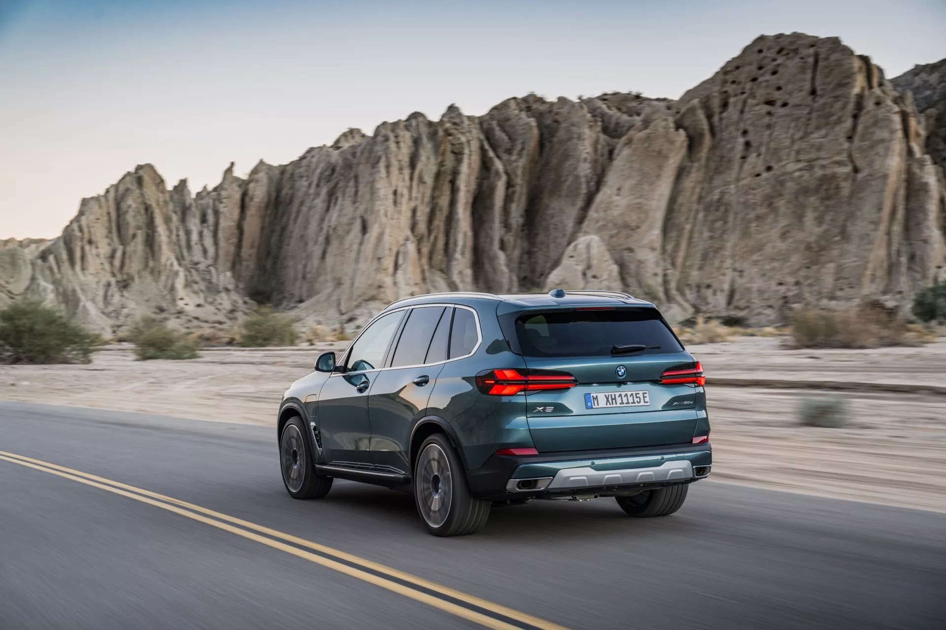Preoblikovani model BMW X5 2023 (G05-F95) v alpski beli barvi, ki predstavlja dinamično zasnovo, LED žaromete in nova lita platišča