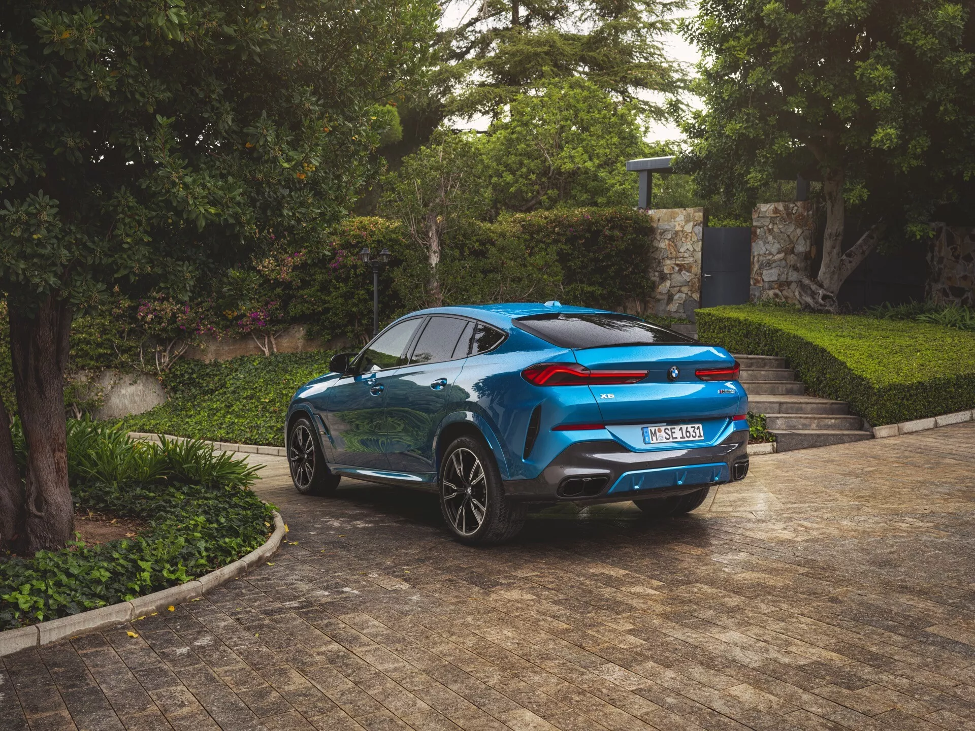 Model BMW X6 2023 (G06-F96) po prenovi v dinamični pozi, ki prikazuje elegantno obliko in napredne funkcije