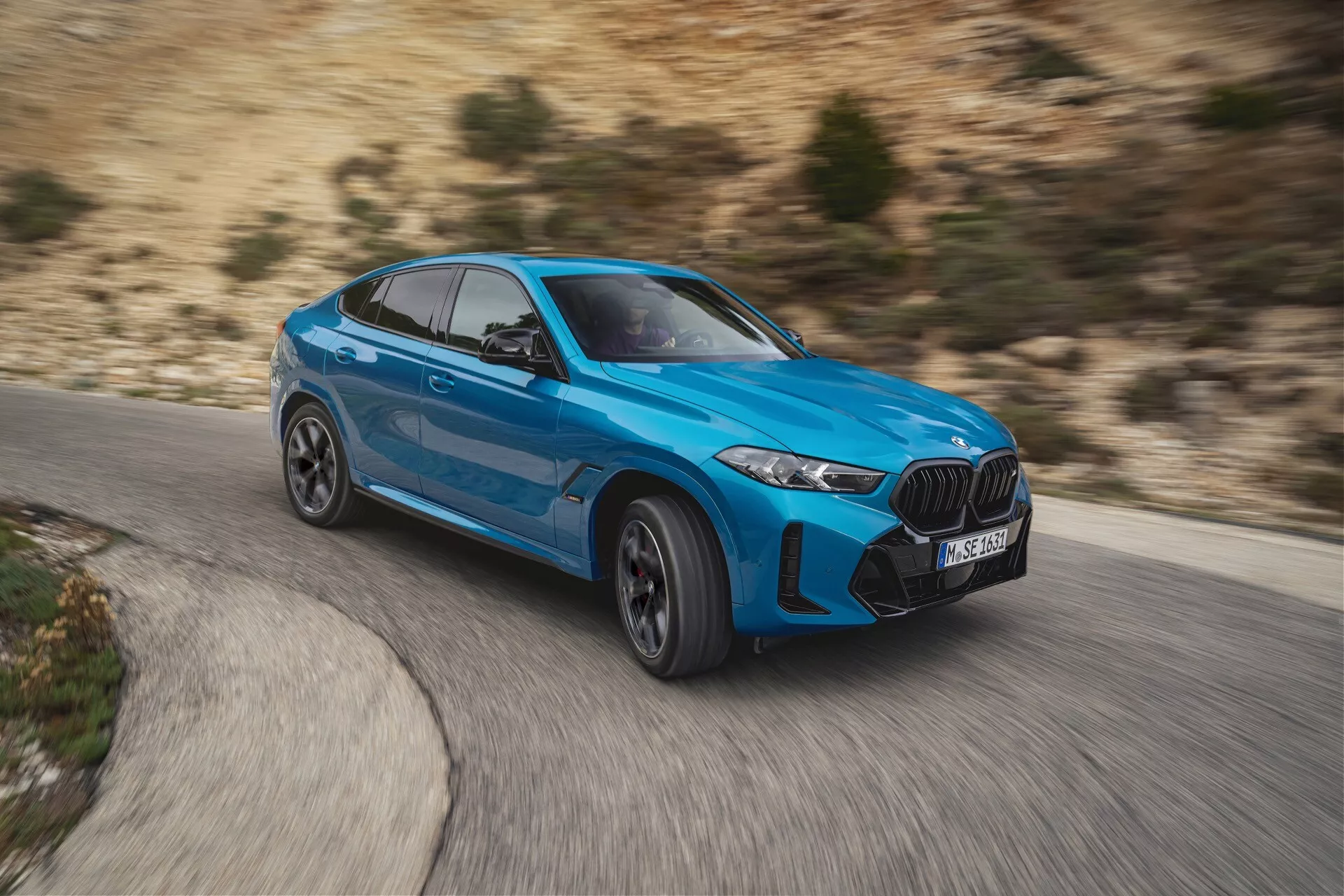 BMW X6 2023 (G06-F96 Facelift) prikazuje svoj eleganten dizajn, napredno aerodinamiko in luksuzno notranjost v živahnem okolju