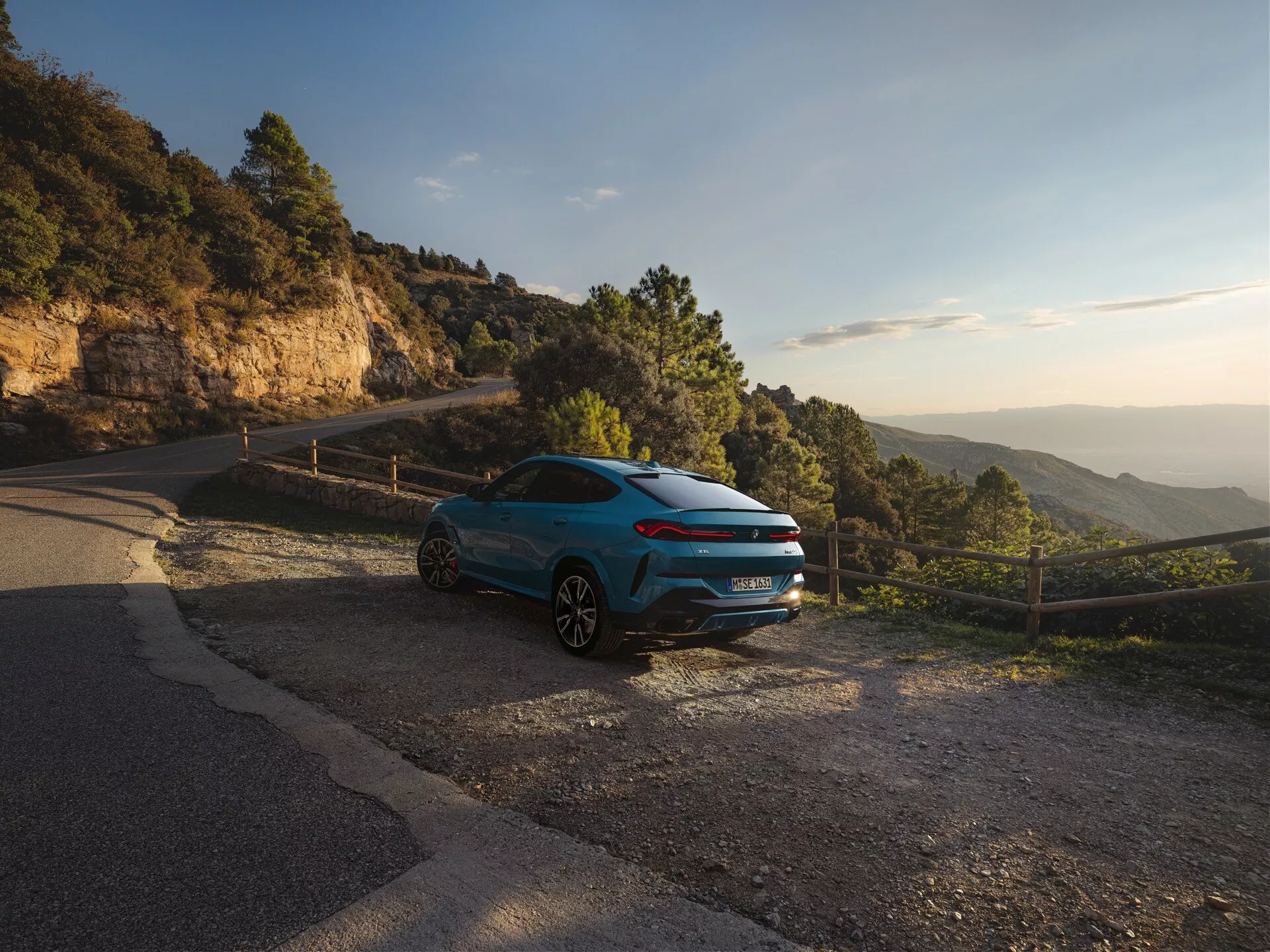 BMW X6 2023 (G06 F96 prenova) predstavlja svoj eleganten dizajn, sodobne tehnološke značilnosti in zmogljiv motor v elegantni predstavitvi