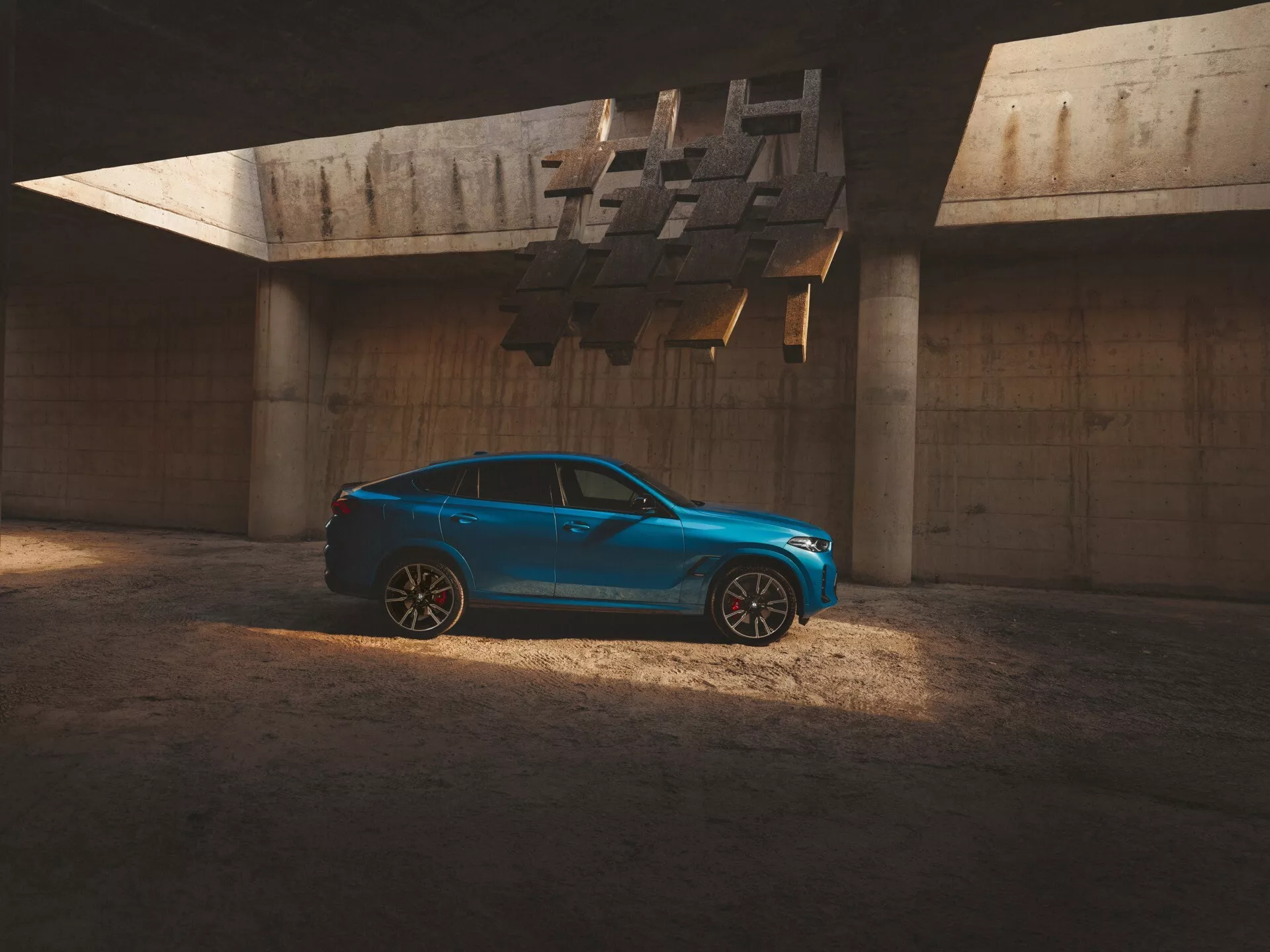 Preoblikovan model BMW X6 2023 (G06-F96) v dinamični pozi, ki prikazuje detajle, napredne funkcije in elegantno zasnovo