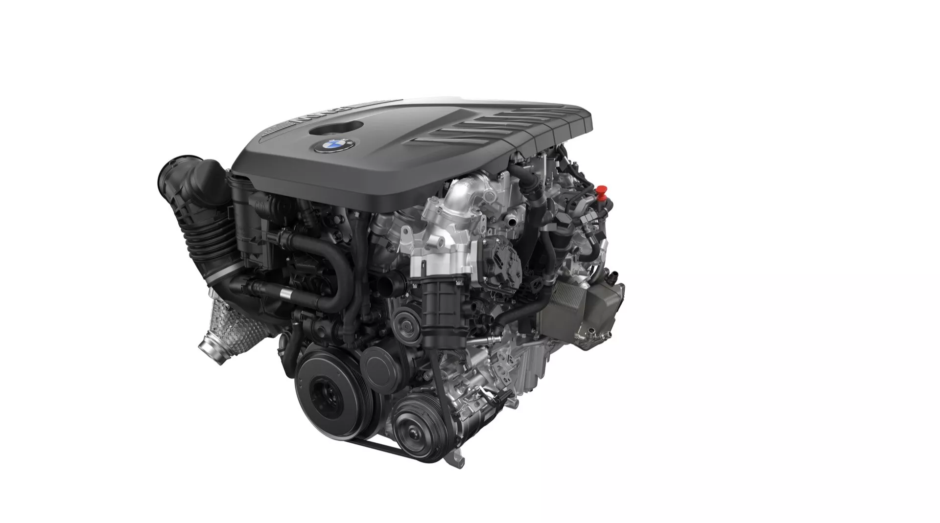 Podroben pogled na turbo motor BMW X7 2022 (G07-facelift) s prednje desne strani, ki prikazuje pokrov motorja, komponente pomožnega pogona vključno z alternatorjem in vodno črpalko, različne cevi in snopi kablov, nakazujejoč na moderno tehnologijo notranjega zgorevanja z elementi nadzora emisij, izolirano za poudarjanje dizajna in lastnosti zmogljivosti motorja.