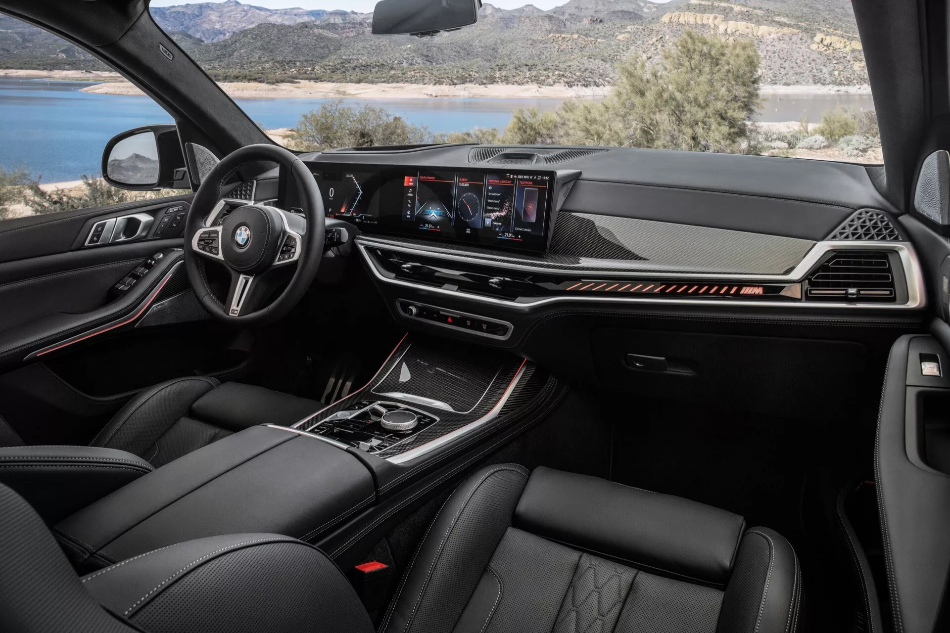 Notranjost BMW X7 (G07-facelift) iz leta 2022 prikazuje večfunkcijski volan, oblečen v usnje z logotipom proizvajalca, digitalni instrumentni panel, centralni dotikovni informacijsko-zabavni sistem in premijske materiale, vključno z usnjenimi sedeži z naprednimi funkcijami za nadzor klime iz perspektive sovoznikovega sedeža