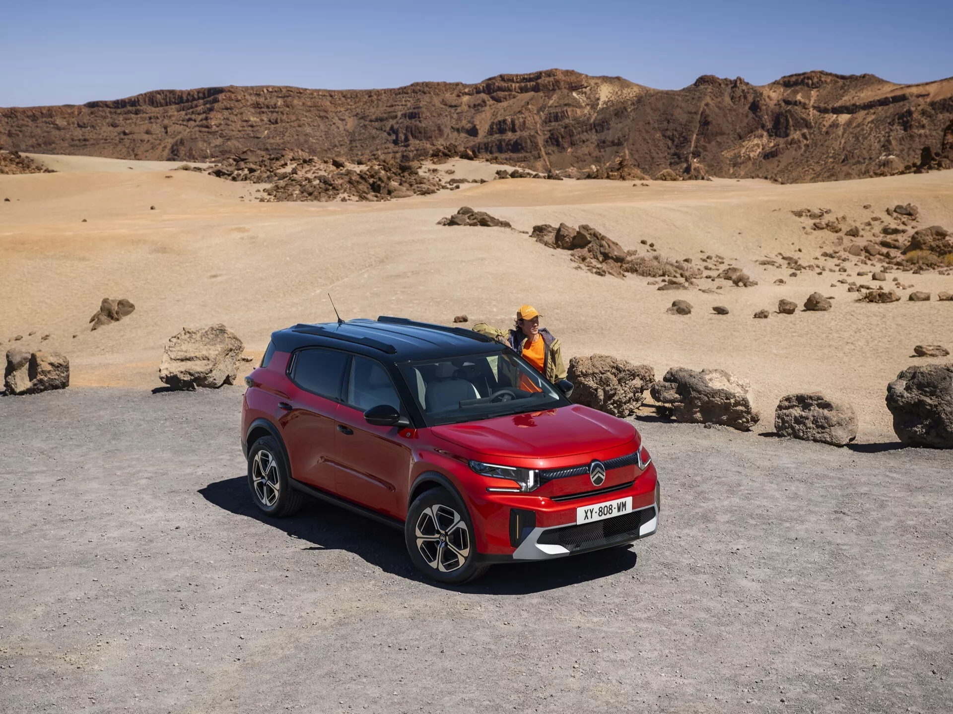 Eleganten in vsestranski Citroen C3 Aircross 2024 (2. generacija) s sodobno zasnovo, z drzno prednjo masko, elegantnimi LED žarometi in značilno aerodinamično izboljšano karoserijo.