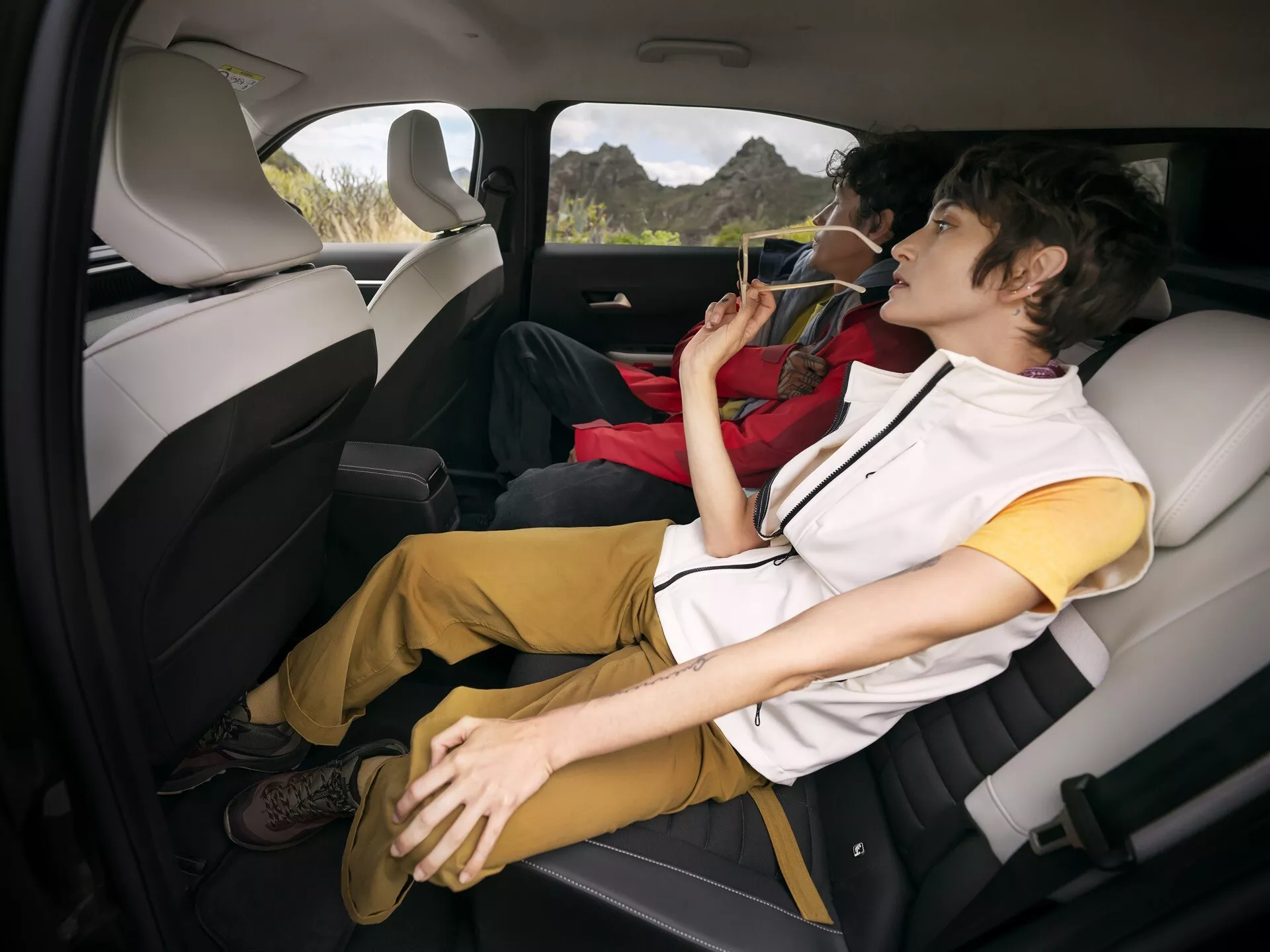 Citroen C3 Aircross 2024 druga generacija SUV, ki prikazuje svojo elegantno zasnovo, sodobno sprednjo masko, inovativne LED žaromete in prostorno notranjost