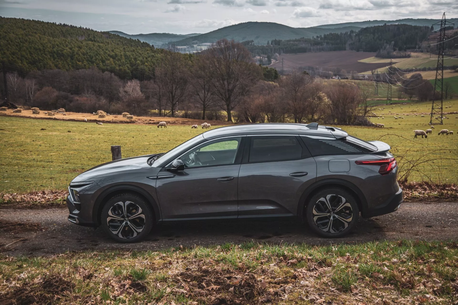 Citroën C5-X 2022 v elegantni srebrni barvi, ki prikazuje svojo inovativno obliko in tehnološke lastnosti na jasen dan