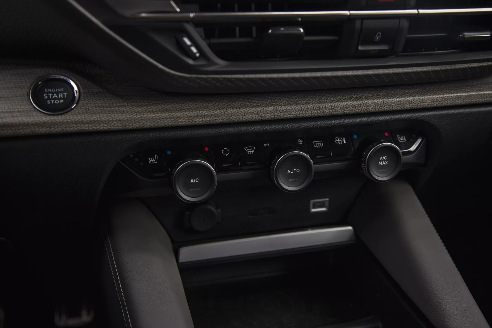Podroben pogled na notranjost Citroen C5-X 2022 z gumbom za zagon/ustavitev brez ključa in naprednim sistemom za nadzor klime z avtomatsko regulacijo temperature in možnostmi recirkulacije zraka.