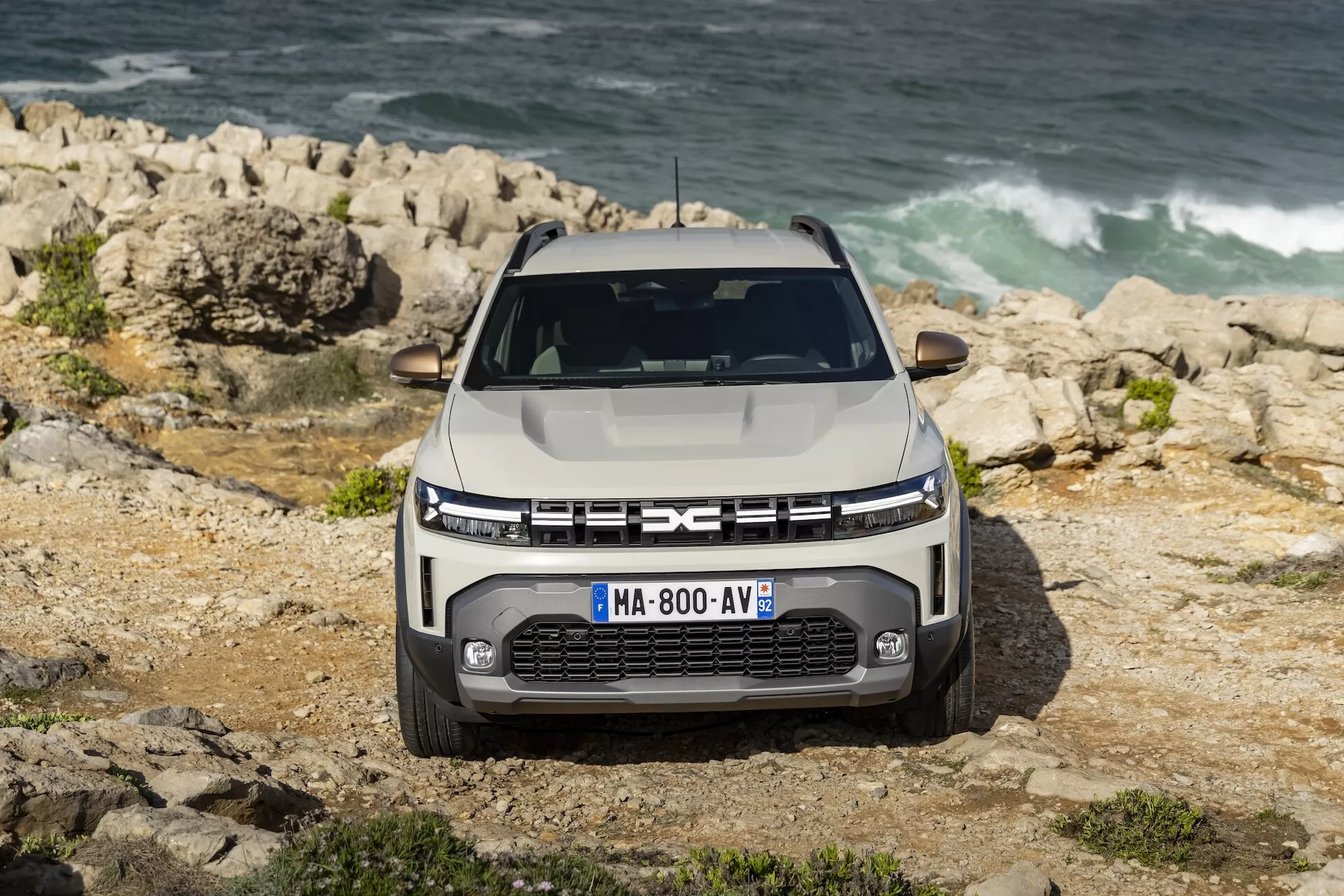 Dacia Duster 3. generacije letnik 2024, ki predstavlja svojo elegantno zasnovo in sodobne funkcije v živahnem okolju