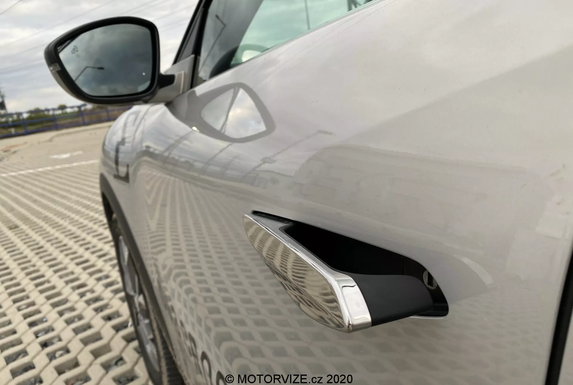 Stranski pogled na DS Automobiles DS-3 Crossback E-Tense 2019, ki prikazuje eleganten električni kompaktni SUV dizajn, elegantne LED žaromete in značilno stilsko masko.