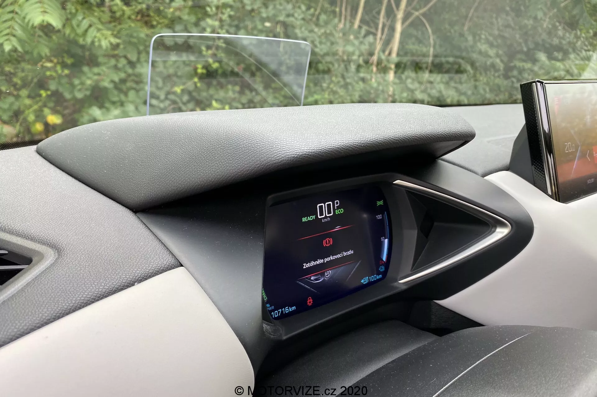 Notranjost vozila DS Automobiles DS 3 Crossback E-Tense 2019 iz osrednjega kota, ki prikazuje digitalni instrumentni grozd z 0 km/h in delne poglede na volan in informacijsko-zabavni sistem.