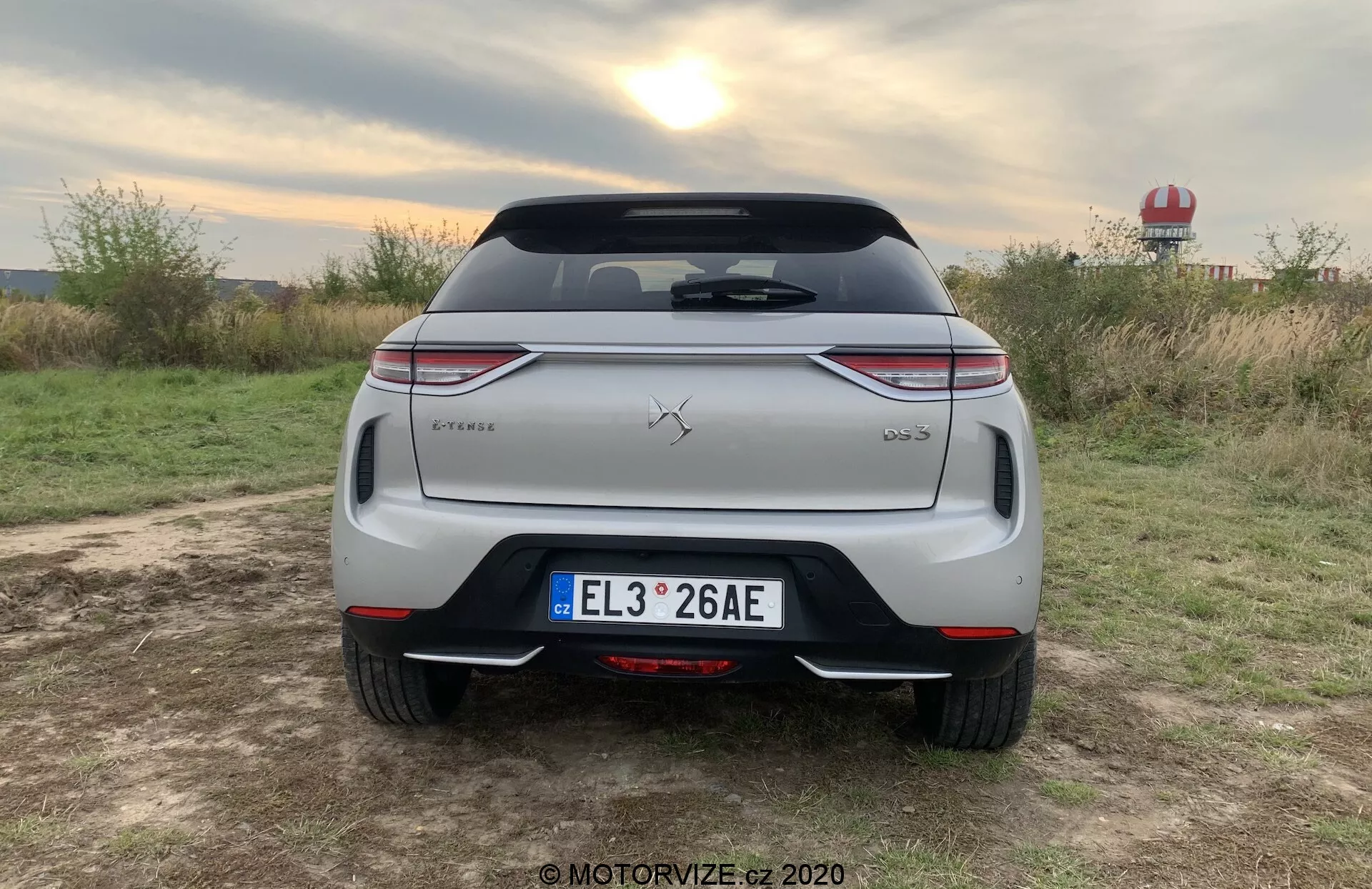DS Automobiles DS 3 Crossback E-Tense 2019, ki prikazuje svojo eleganto zasnovo in električni pogon.