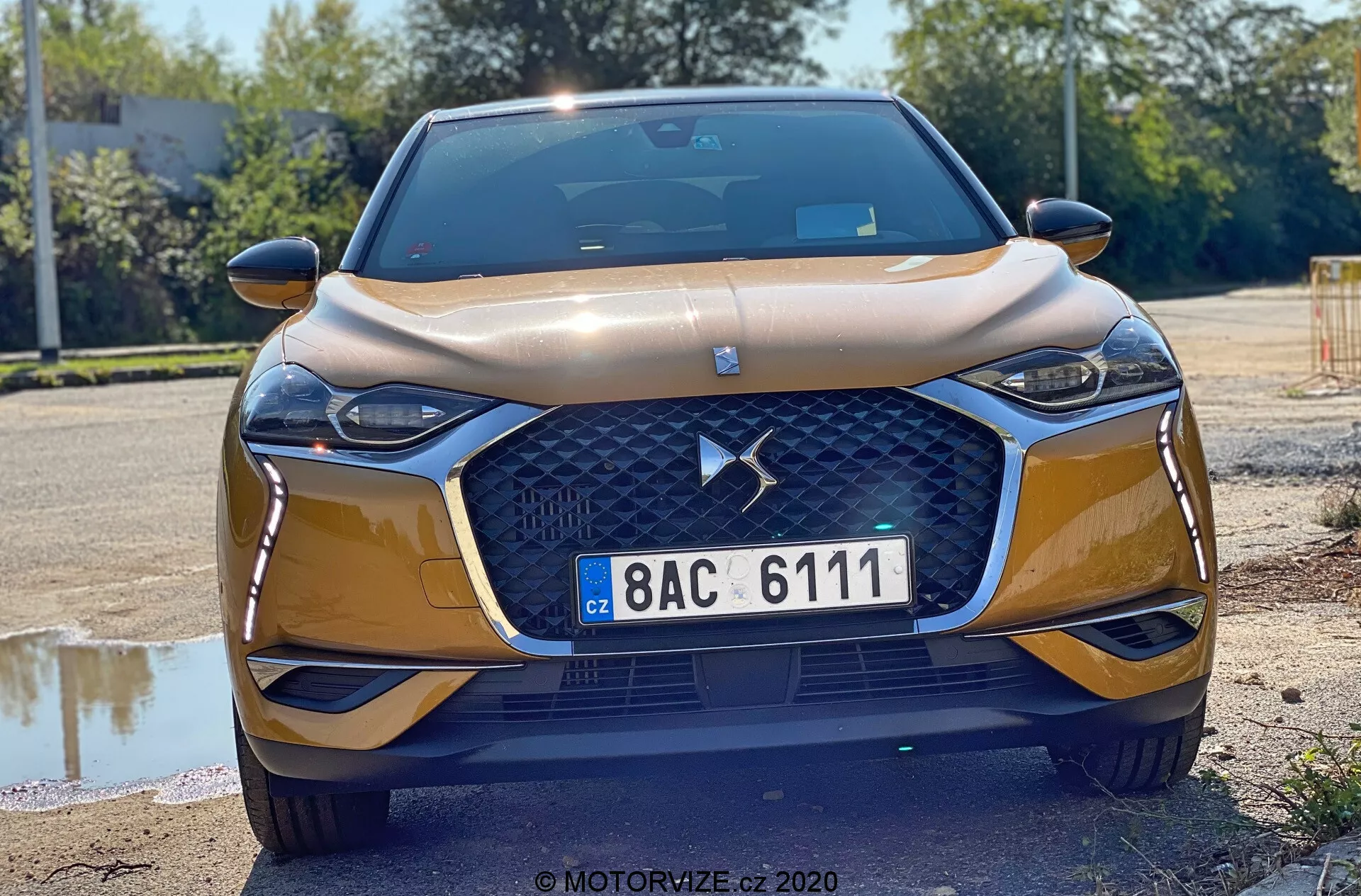 2019 DS Automobiles DS-3 Crossback v gibanju na slikoviti cesti, ki prikazuje svojo drzno obliko, elegantne krivulje in prefinjene funkcije