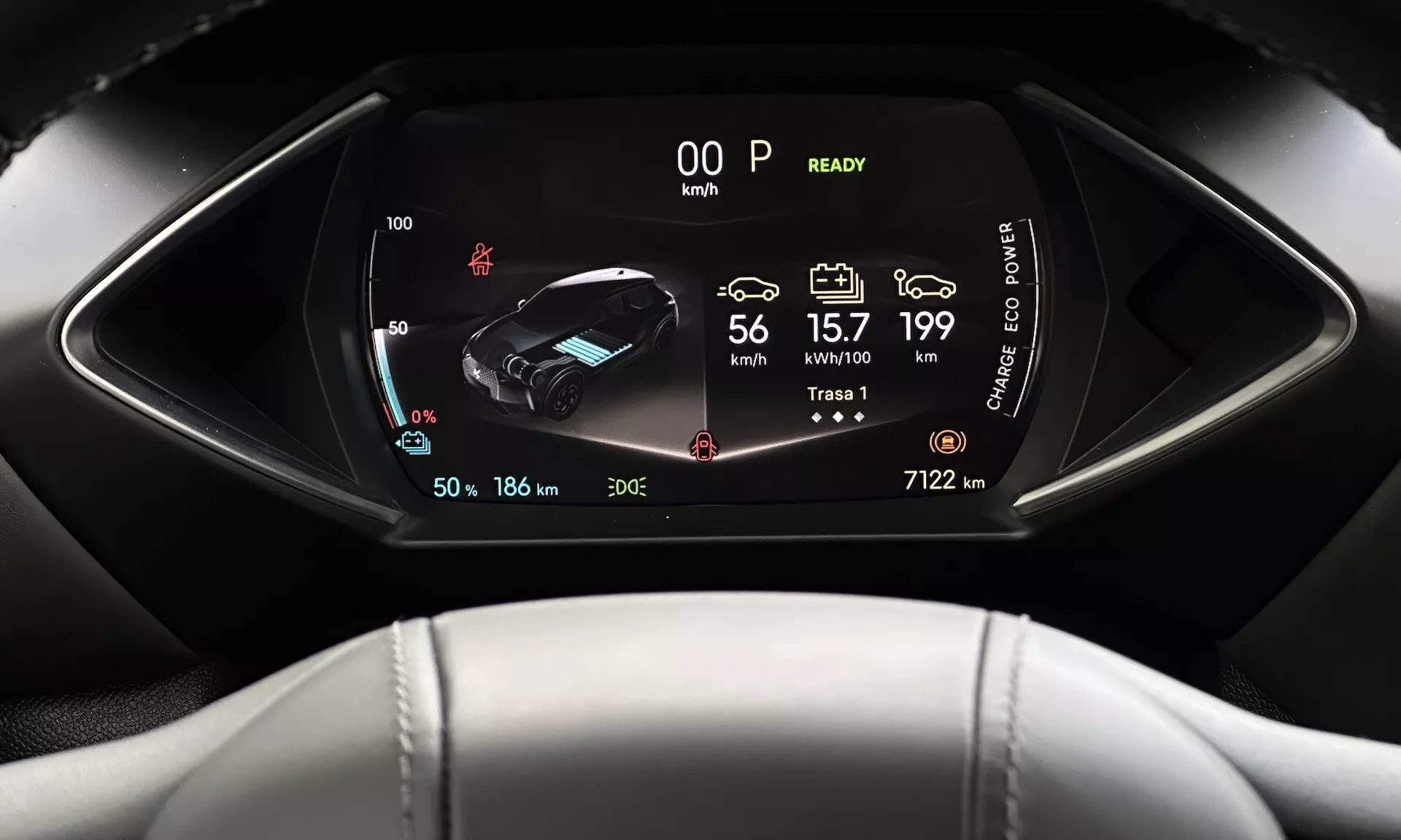 Podroben pogled na digitalno armaturno ploščo DS Automobiles DS-3 E-Tense 2023, ki prikazuje hitrostomer, stanje električnega vozila in različne metrike vožnje za volanom.