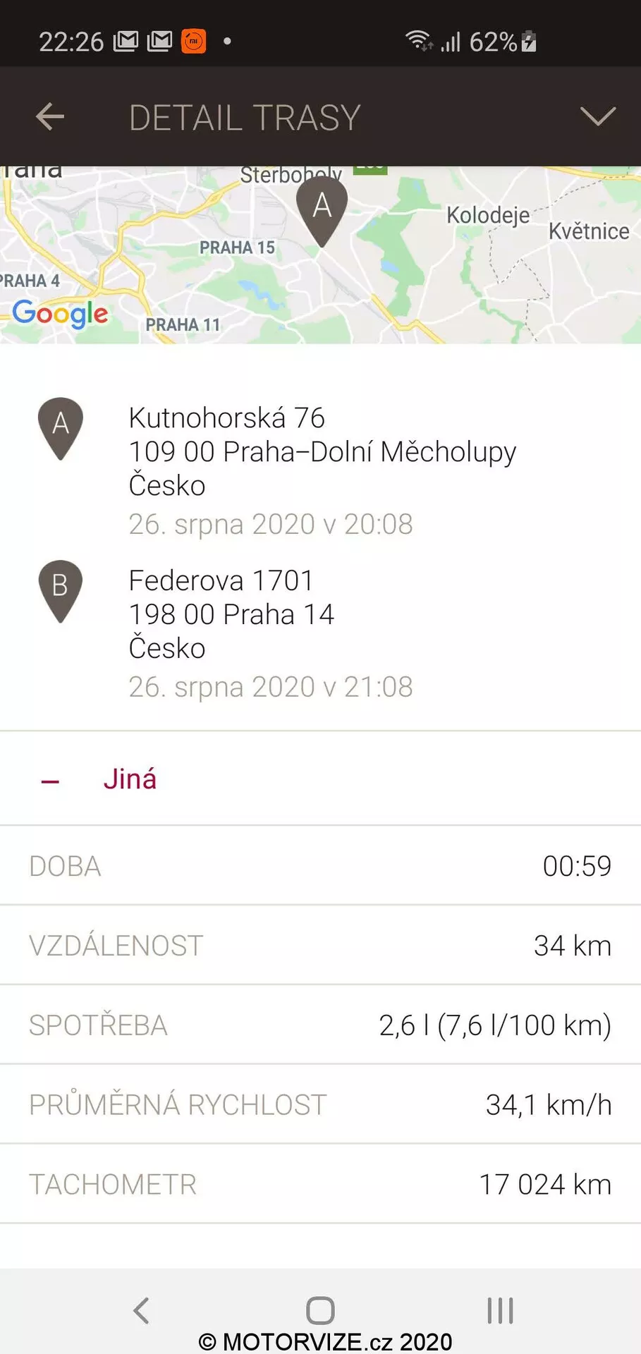 Posnetek zaslona mobilne aplikacije, ki prikazuje pot in statistiko potovanja. Zemljevid prikazuje pot od Kutnohorská 76, Praha-Dolní Měcholupy do Federova 1701, Praha 14, datum 26. avgust 2020. Pod zemljevidom so podatki, kot so čas potovanja (00:59), razdalja (34 km), poraba goriva (2,6 l/6,7 l/100 km), povprečna hitrost (34,1 km/h) in stanje števca prevoženih kilometrov (17 024 km).