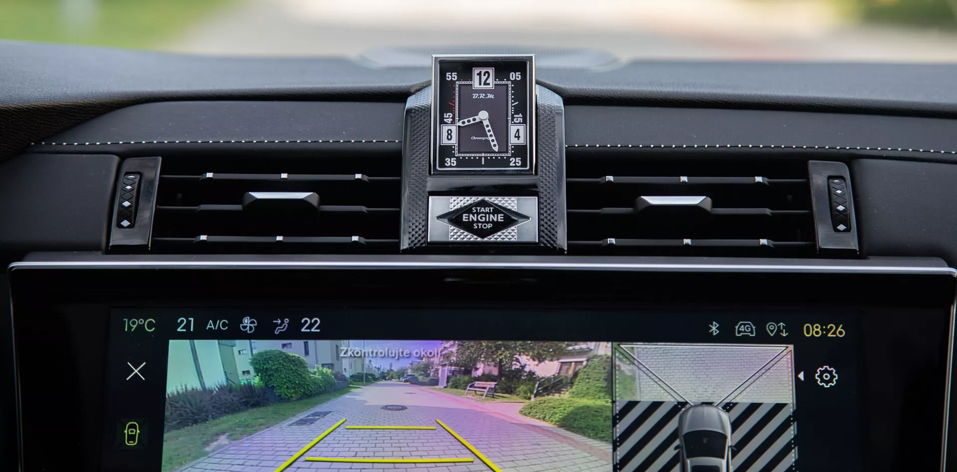 Notranji pogled na DS Automobiles DS-7 2022 s prikazom armaturne plošče, luksuzne analogne ure in osrednjega zaslona informacijsko-zabavnega sistema s kamero za vzvratno vožnjo in funkcijo pomoči pri parkiranju
