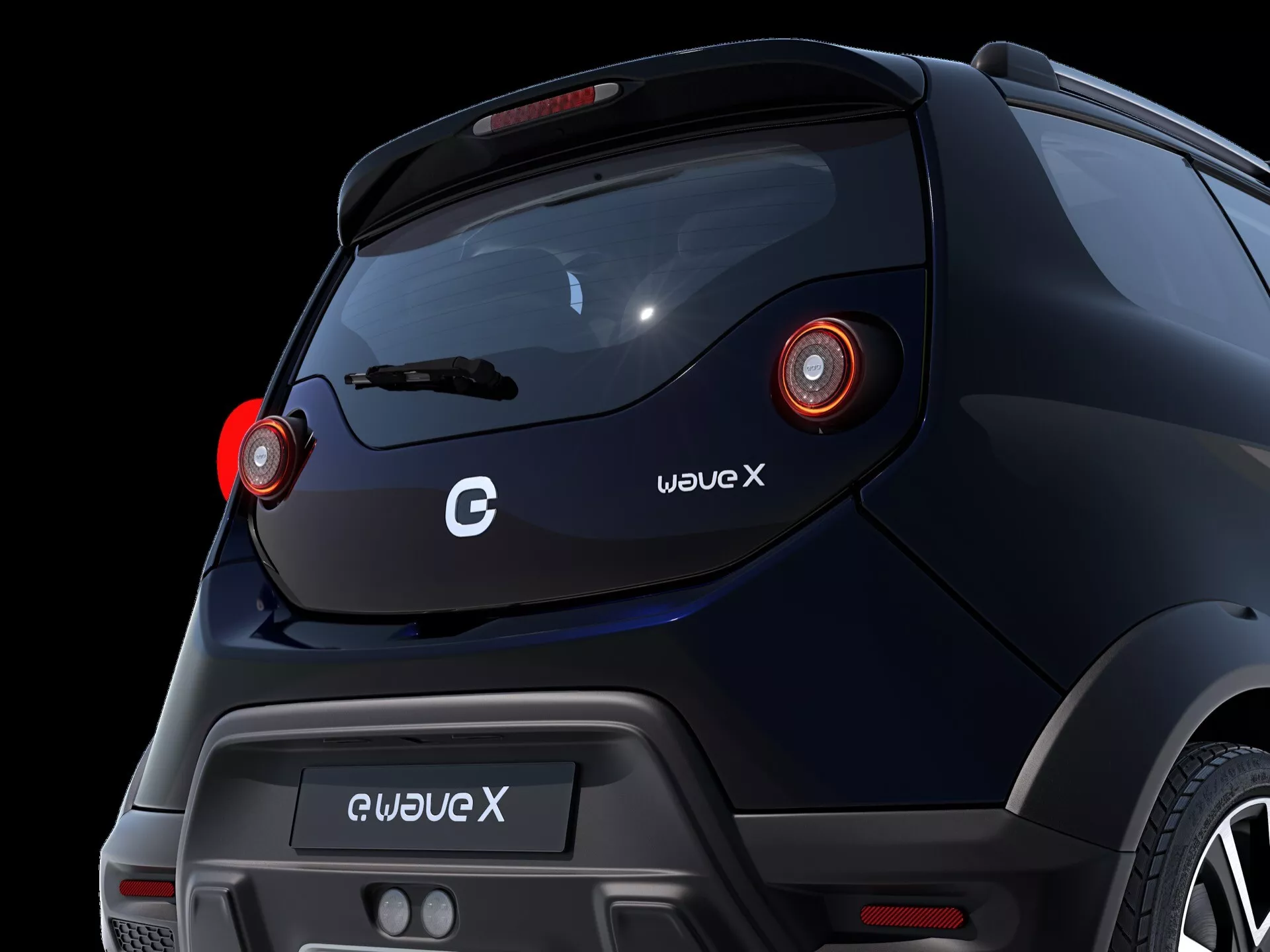 Od blizu, pod kotom pogled od zadaj na Ego-Mobile eWave-X 2022 (1. generacija) poudarja sodoben dizajn s toniranim zadnjim oknom, brisalcem zadnjega stekla, vidno blagovno znamko, zadnjo kamero, krožno LED zadnje luči, odsevno črto, robustni zadnji odbijač s senzorji in namig na izpušne podrobnosti, ki nakazujejo možen alternativni pogonski sistem.