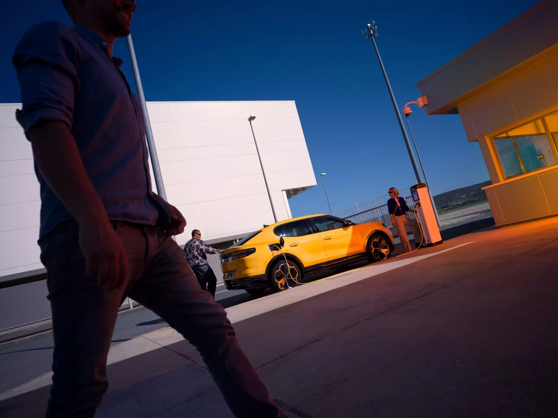 Ford Capri 2024 četrte generacije, ki prikazuje eleganten dizajn, posodobljeno sprednjo rešetko, napredne LED žaromete, aerodinamične linije karoserije in vrhunska lita platišča.