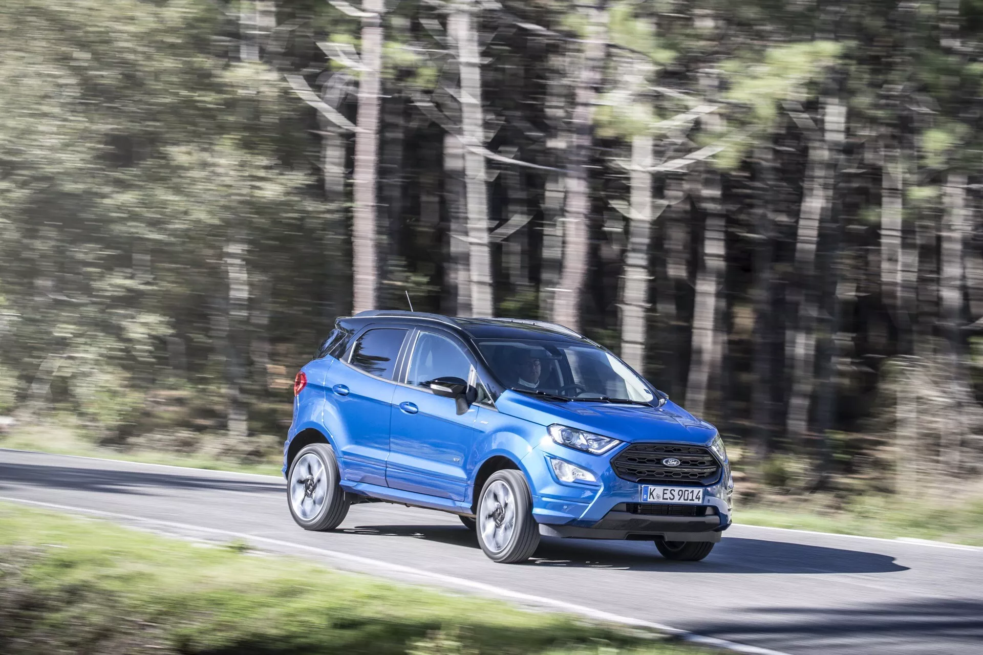 Posodobljen model Ford EcoSport prve generacije iz leta 2017 v dinamični pozi, ki prikazuje njegov eleganten dizajn in inovativne funkcije