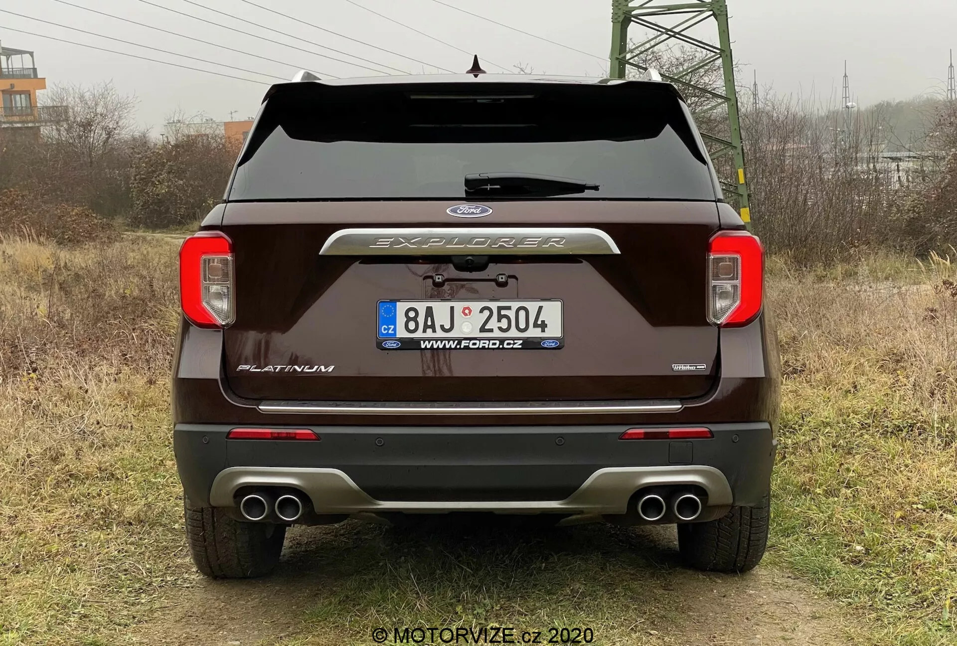 Ford Explorer 2019, ki prikazuje svojo moderno in elegantno zasnovo s prostorno notranjostjo, naprednimi tehnološkimi funkcijami in močnim delovanjem.