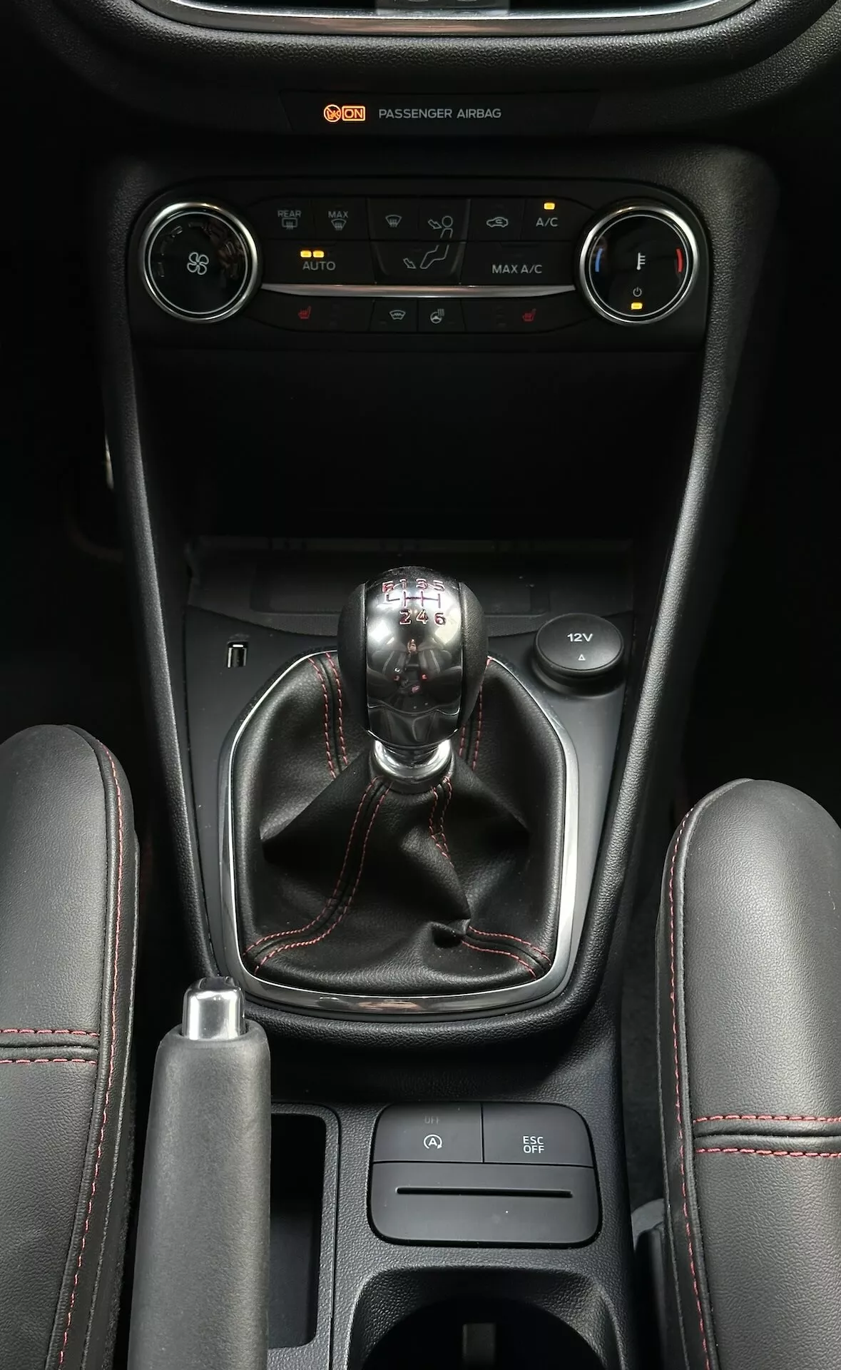 Sredinska konzola Ford Fiesta 2022 s klimatsko napravo, ročnim menjalnikom, izbirnikom načina vožnje in predali za shranjevanje