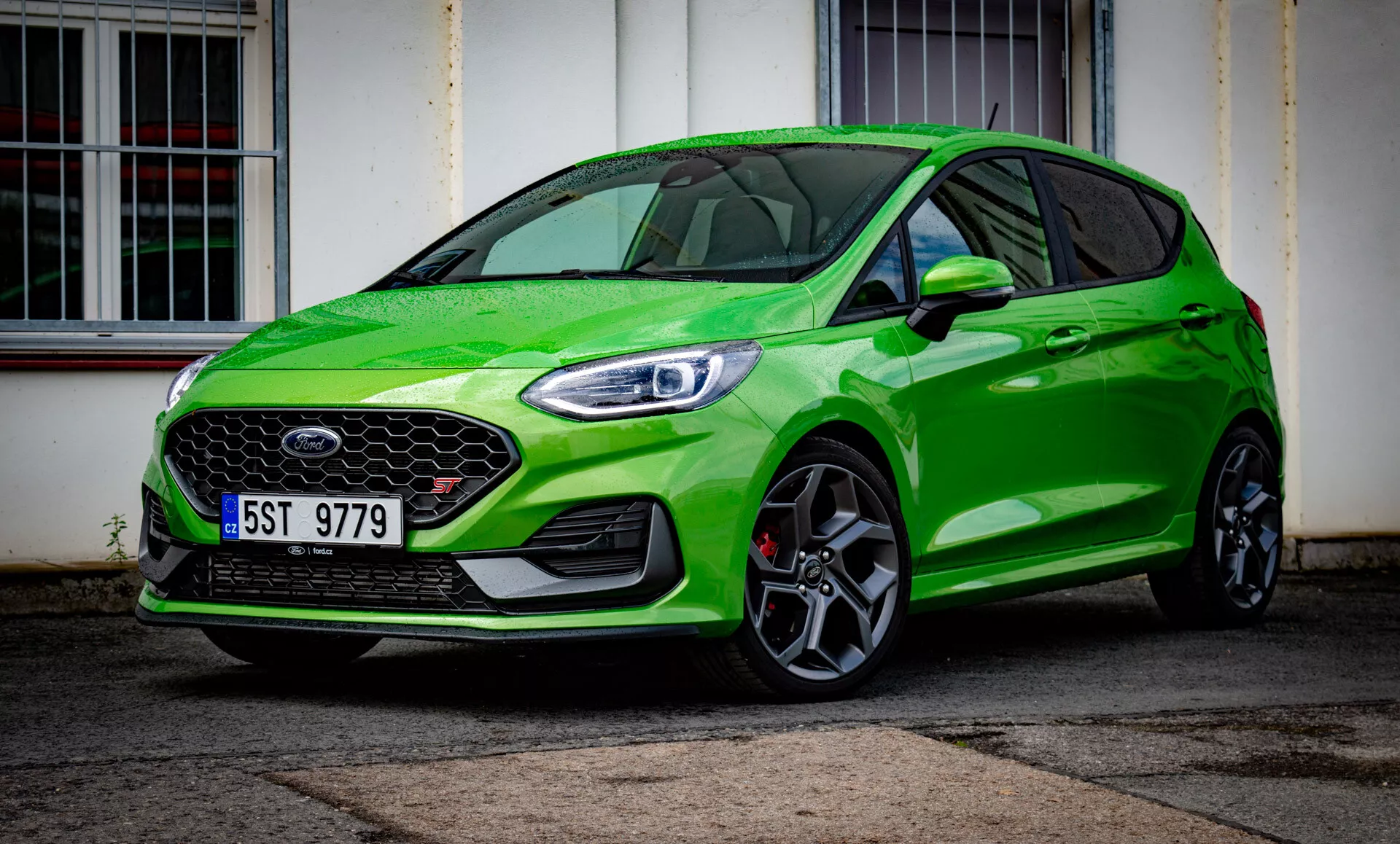 Hatchback Ford Fiesta 2022 v živahni zeleni, Prikazuje Sprednji Dizajn z LED Žarometi, Satje Mrežo, Športna Lita Kolesa in Aerodinamičen Profil