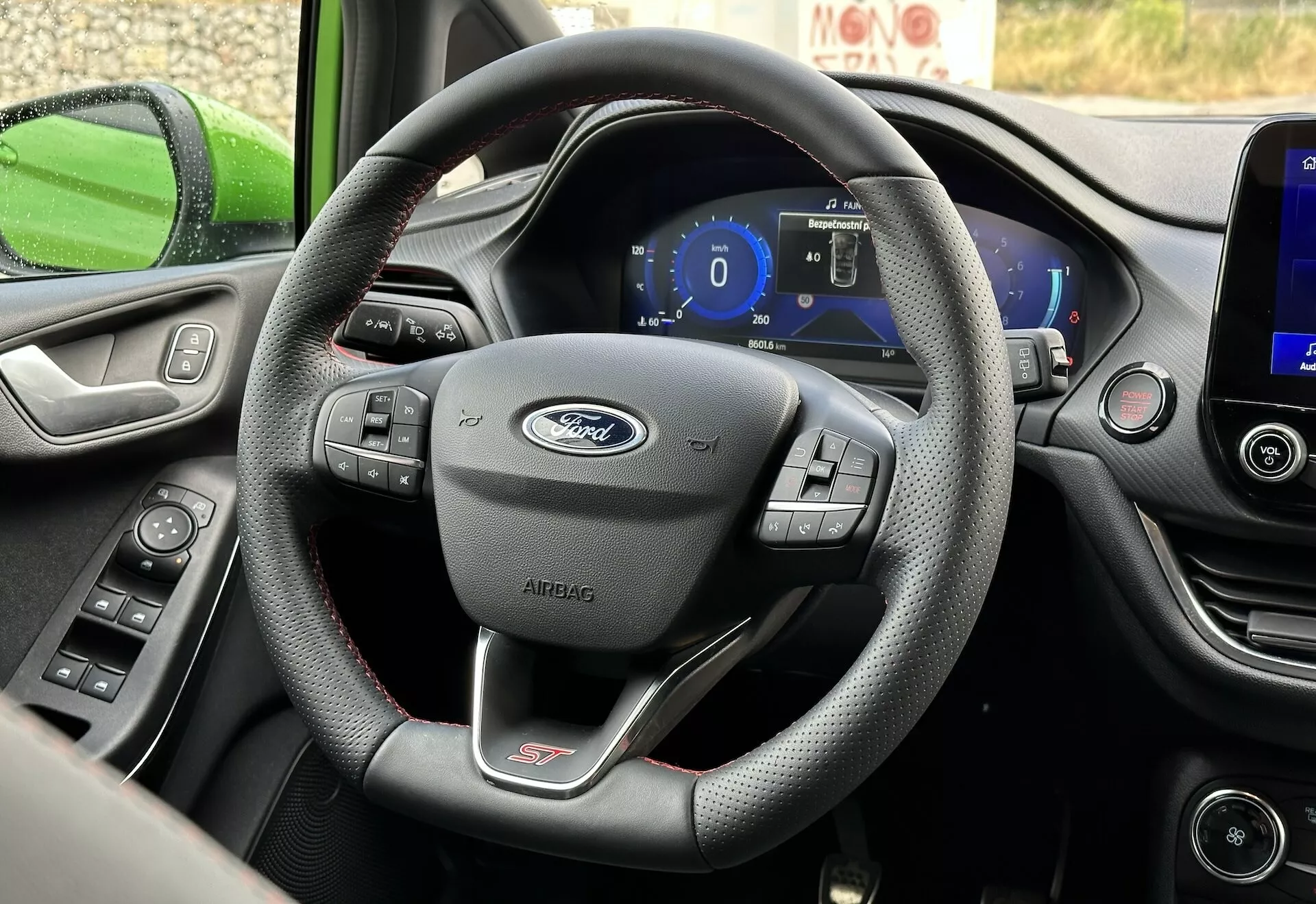 Notranjost Ford Fieste 2022 osredotočena na usnjen volan s tremi kraki z večfunkcijskimi kontrolniki in digitalno armaturno ploščo iz perspektive voznikovega sedeža