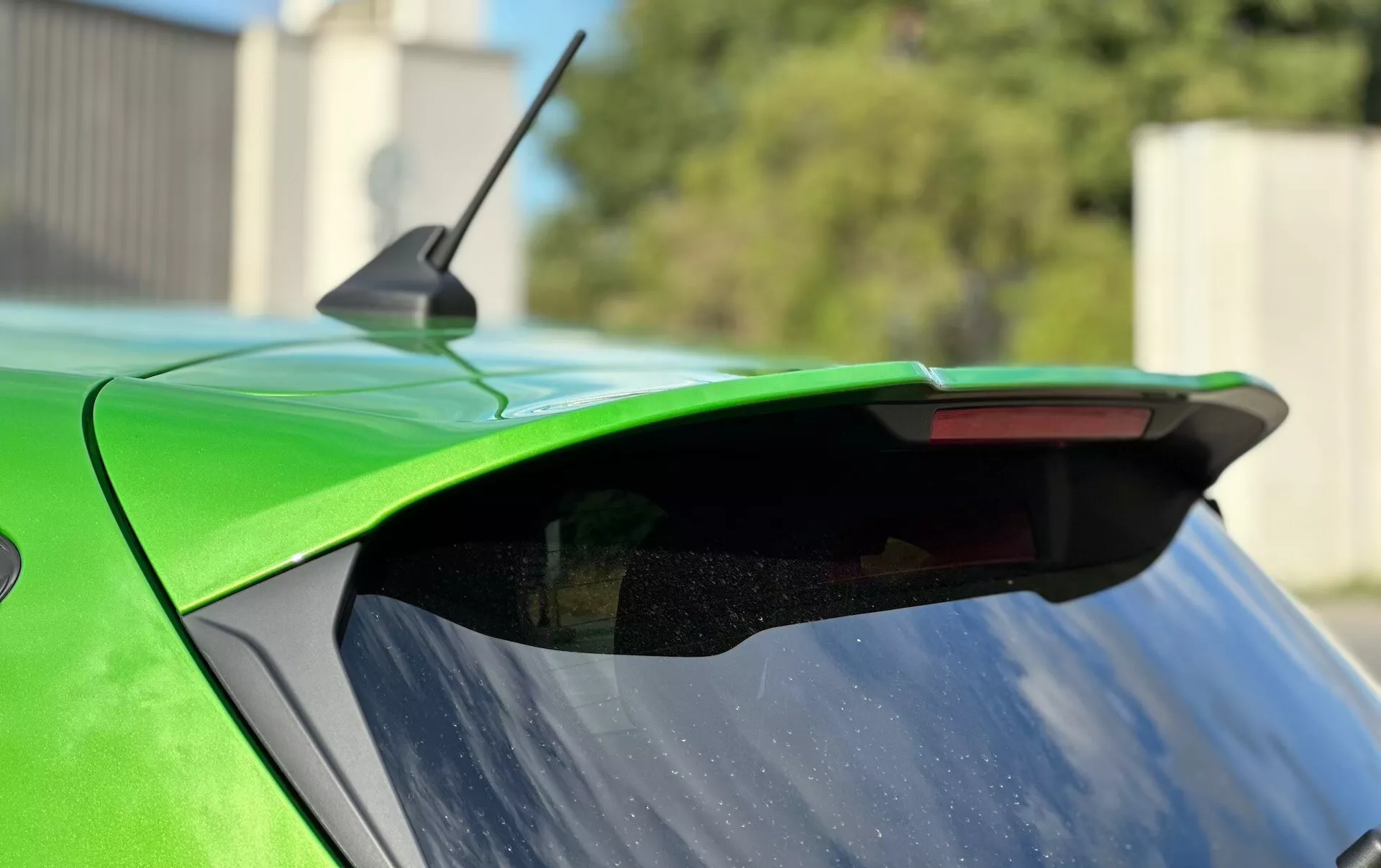 Posnetek zadnjega dela Ford Fieste 2022, ki izpostavlja dodatni spojler, živo zeleno barvo in integrirano tretjo zavorno luč