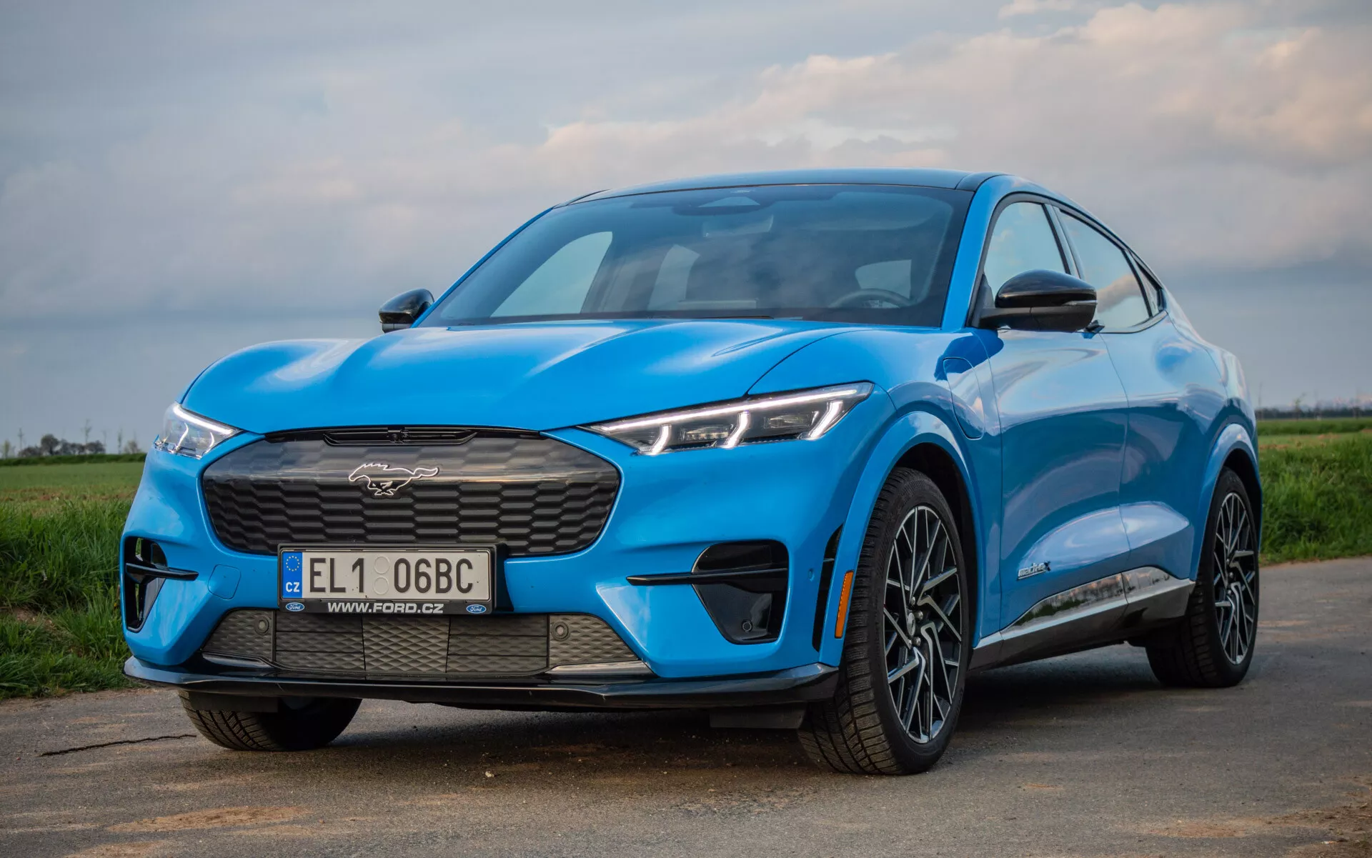 Električni SUV Ford Mustang Mach-E 2020 v dinamični pozi, ki predstavlja svojo elegantno obliko in inovativne funkcije