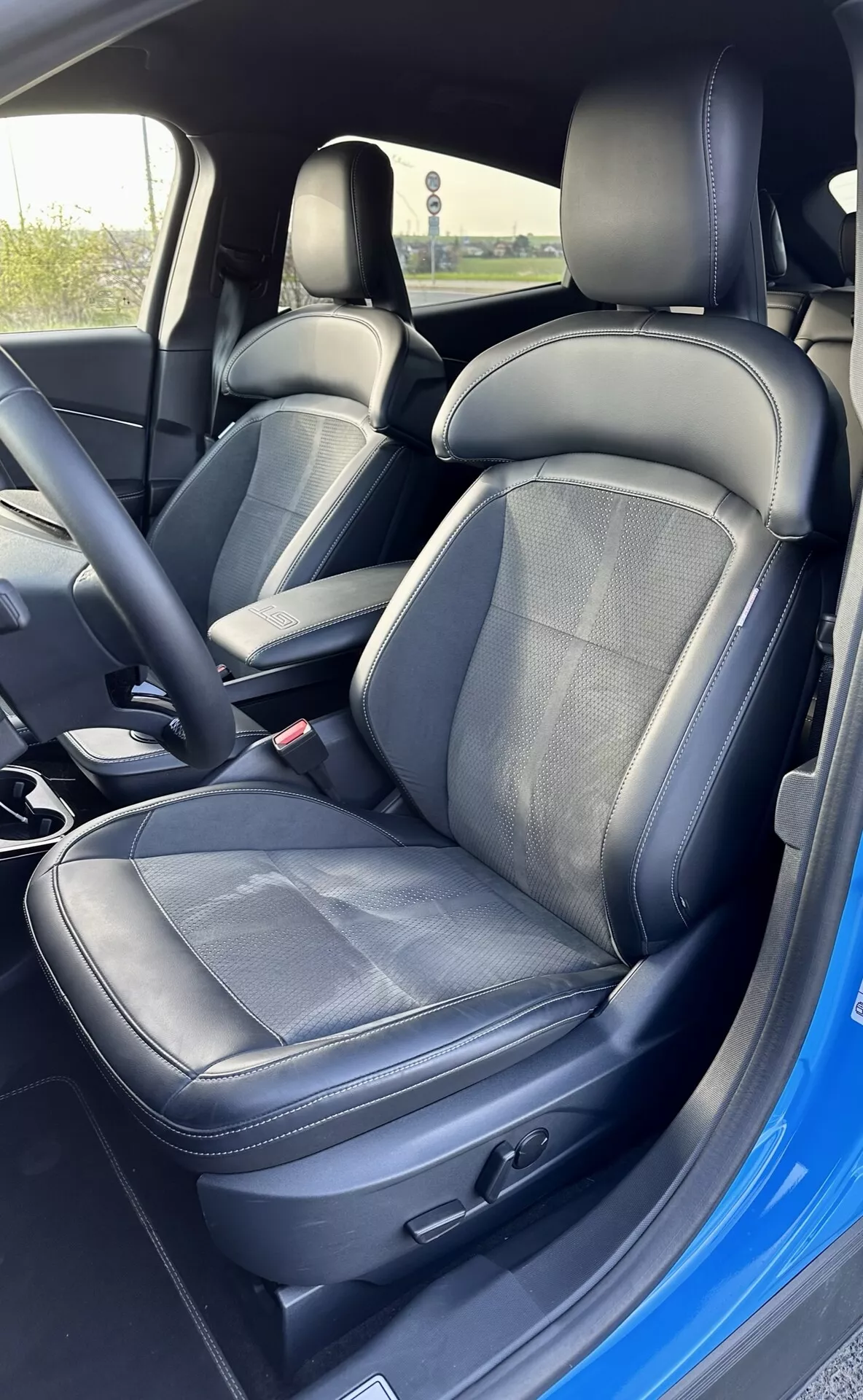 Notranjost Ford Mustang Mach-E 2020 s sedežem voznika, oblazinjenim iz usnja in tkanine, elektronsko nastavitvijo sedeža in varnostnim pasom